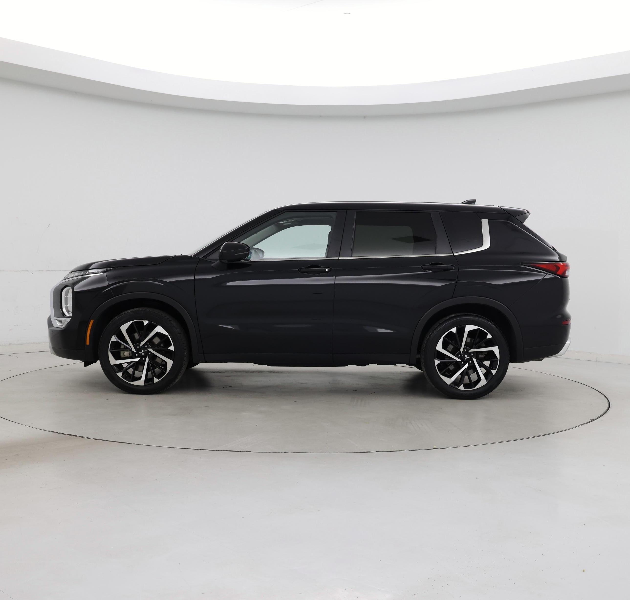 Thumbnail: 2024 Mitsubishi Outlander - 3