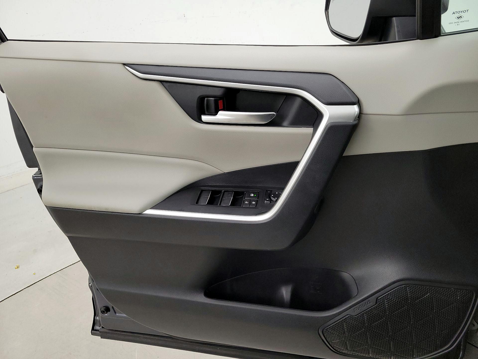 Thumbnail: 2020 Toyota RAV4 - 12