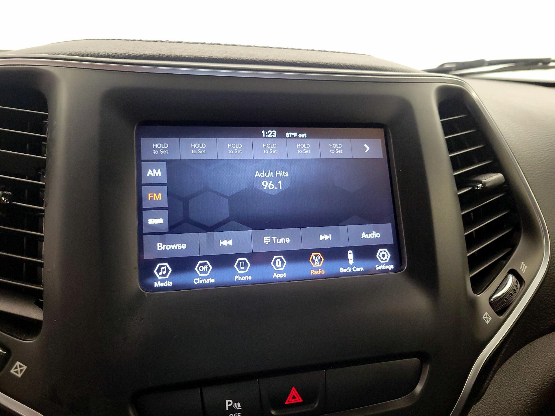 Thumbnail: 2019 Jeep Cherokee - 15