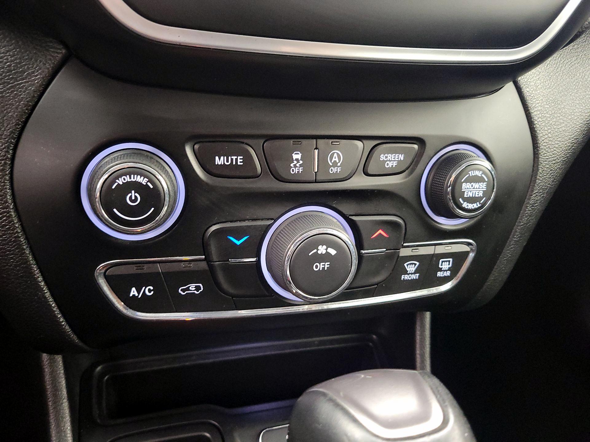 Thumbnail: 2019 Jeep Cherokee - 16