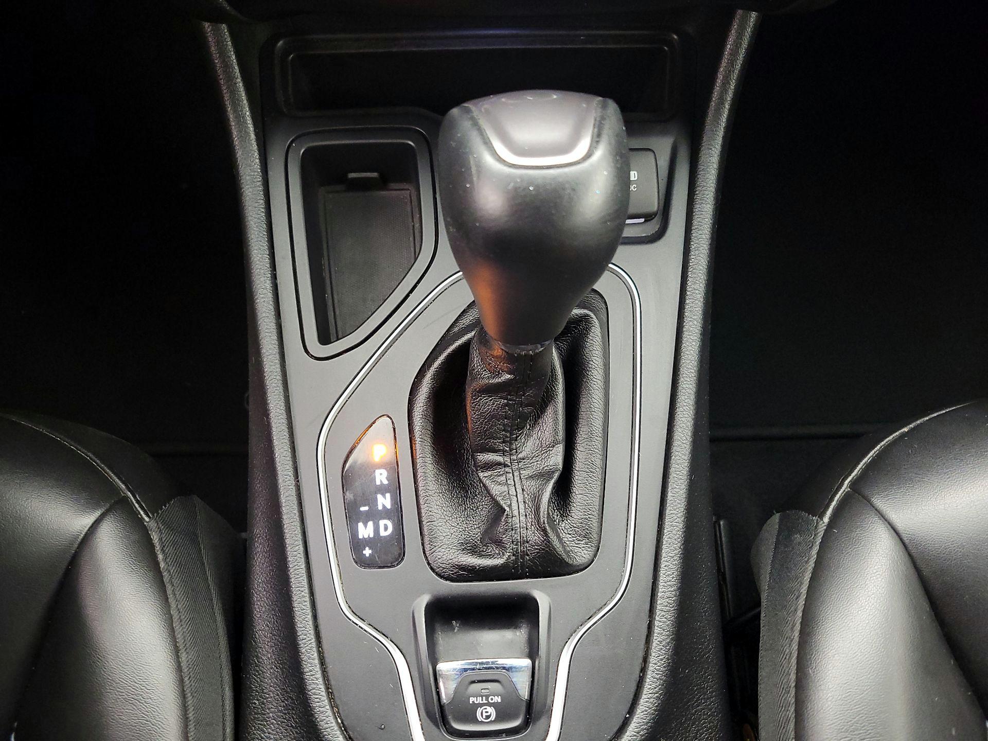 Thumbnail: 2019 Jeep Cherokee - 17