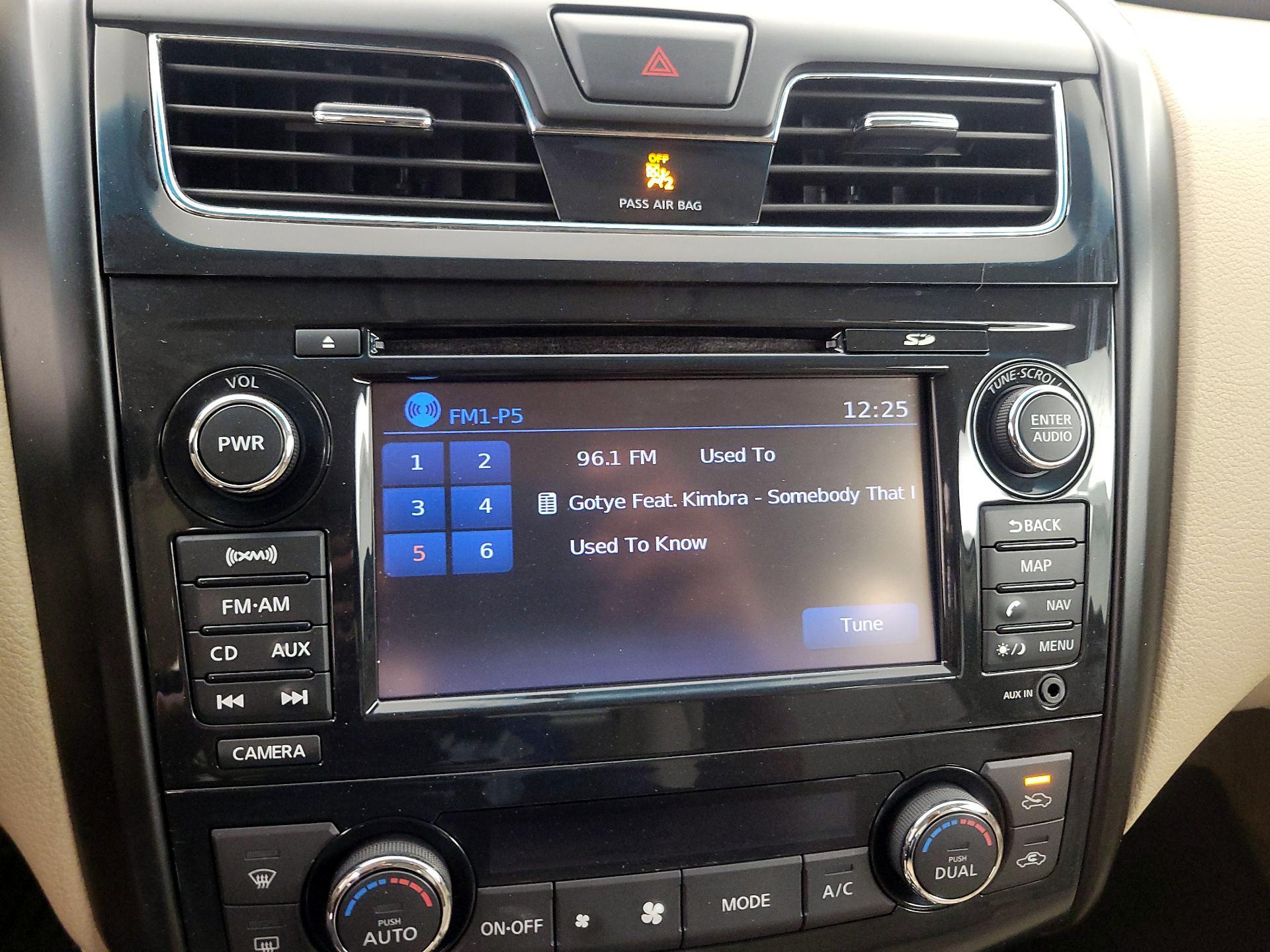 Thumbnail: 2013 Nissan Altima - 15