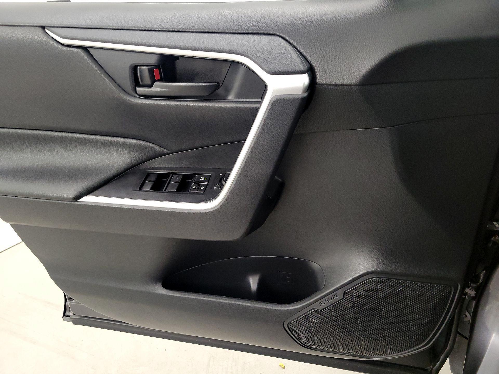 Thumbnail: 2020 Toyota RAV4 - 12