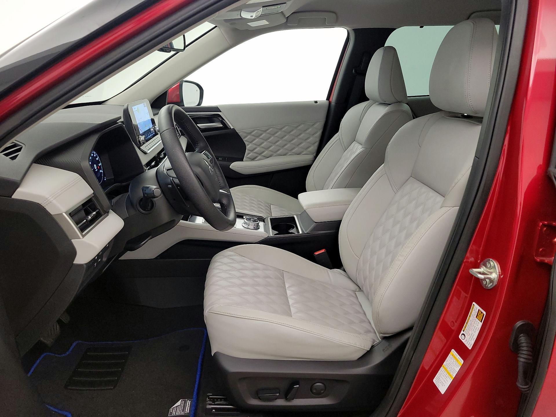 Thumbnail: 2023 Mitsubishi Outlander - 11