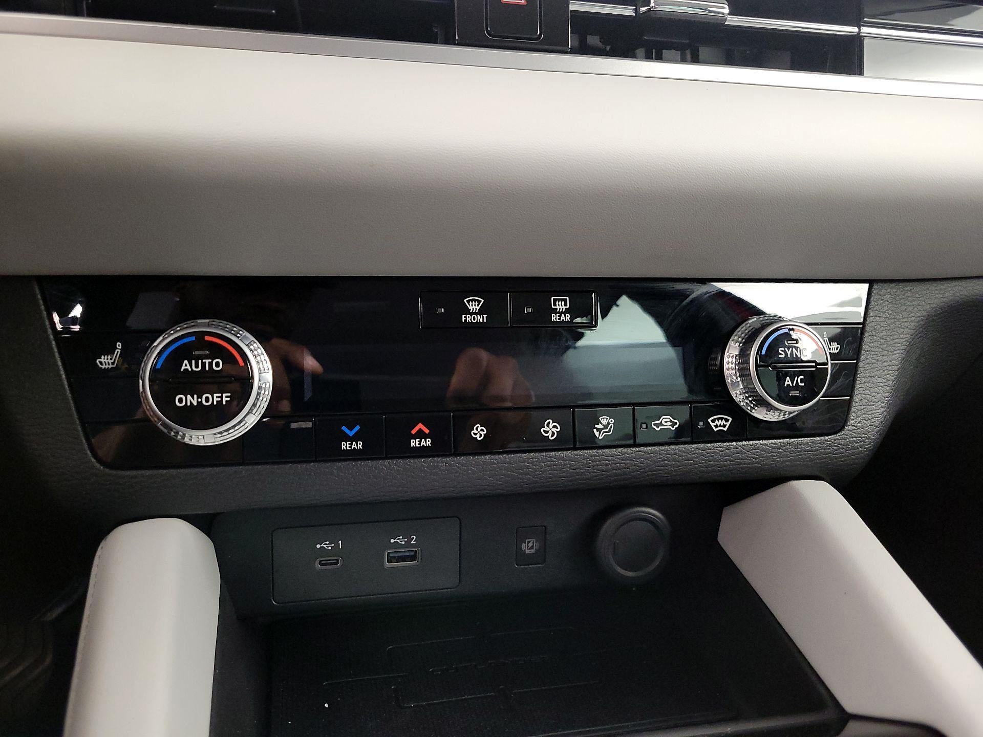 Thumbnail: 2023 Mitsubishi Outlander - 17