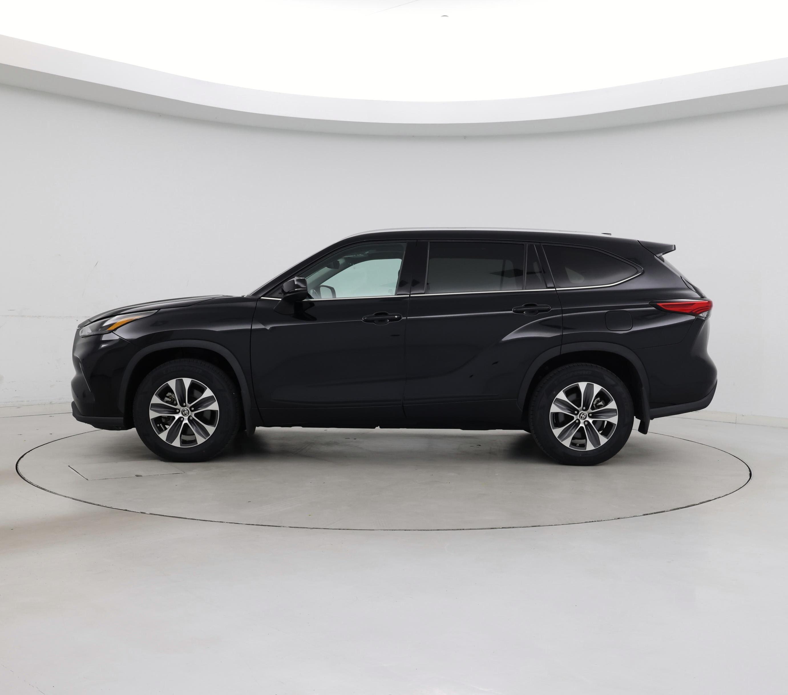 Thumbnail: 2022 Toyota Highlander - 3