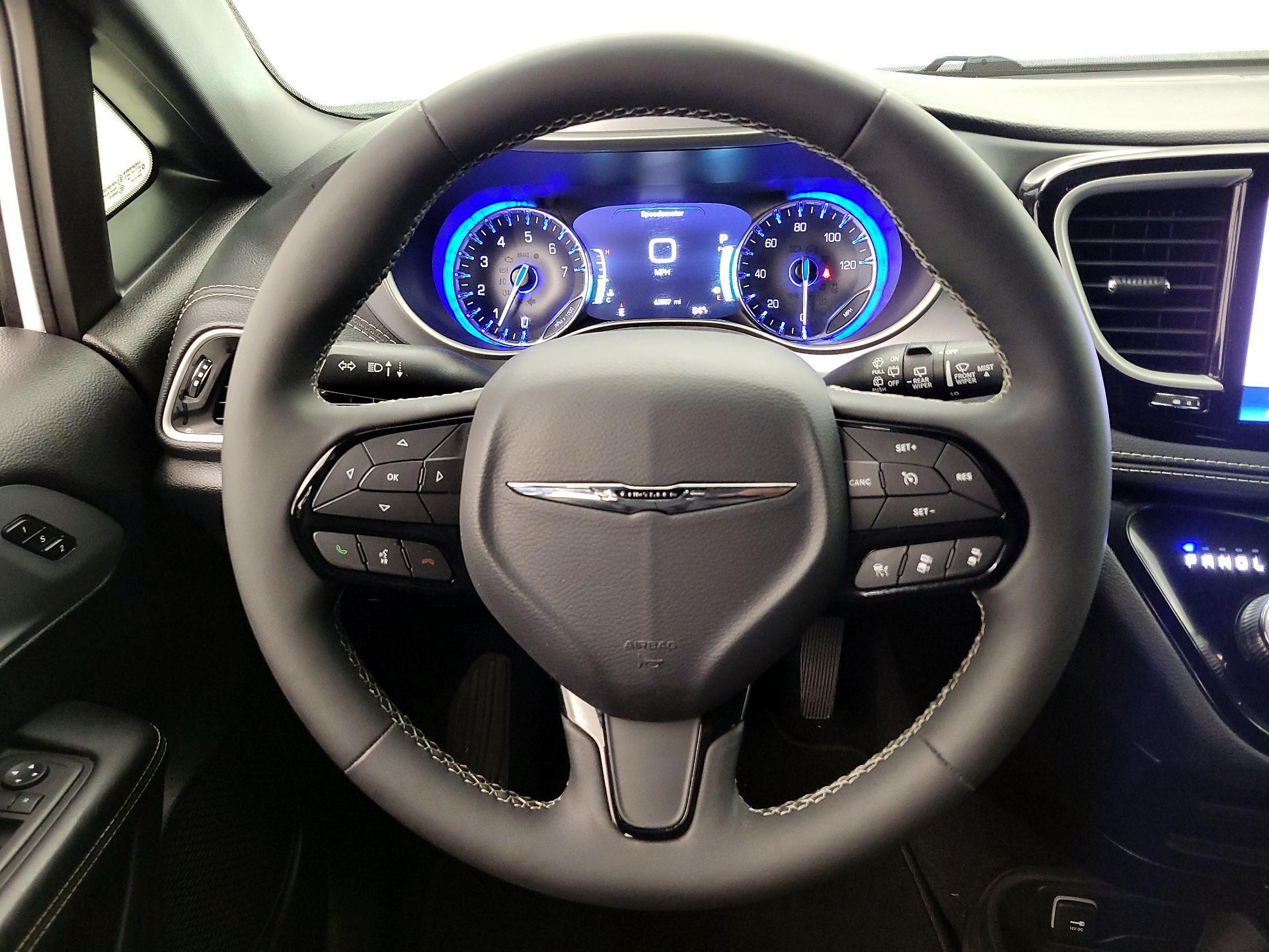 Thumbnail: 2023 Chrysler Pacifica - 10