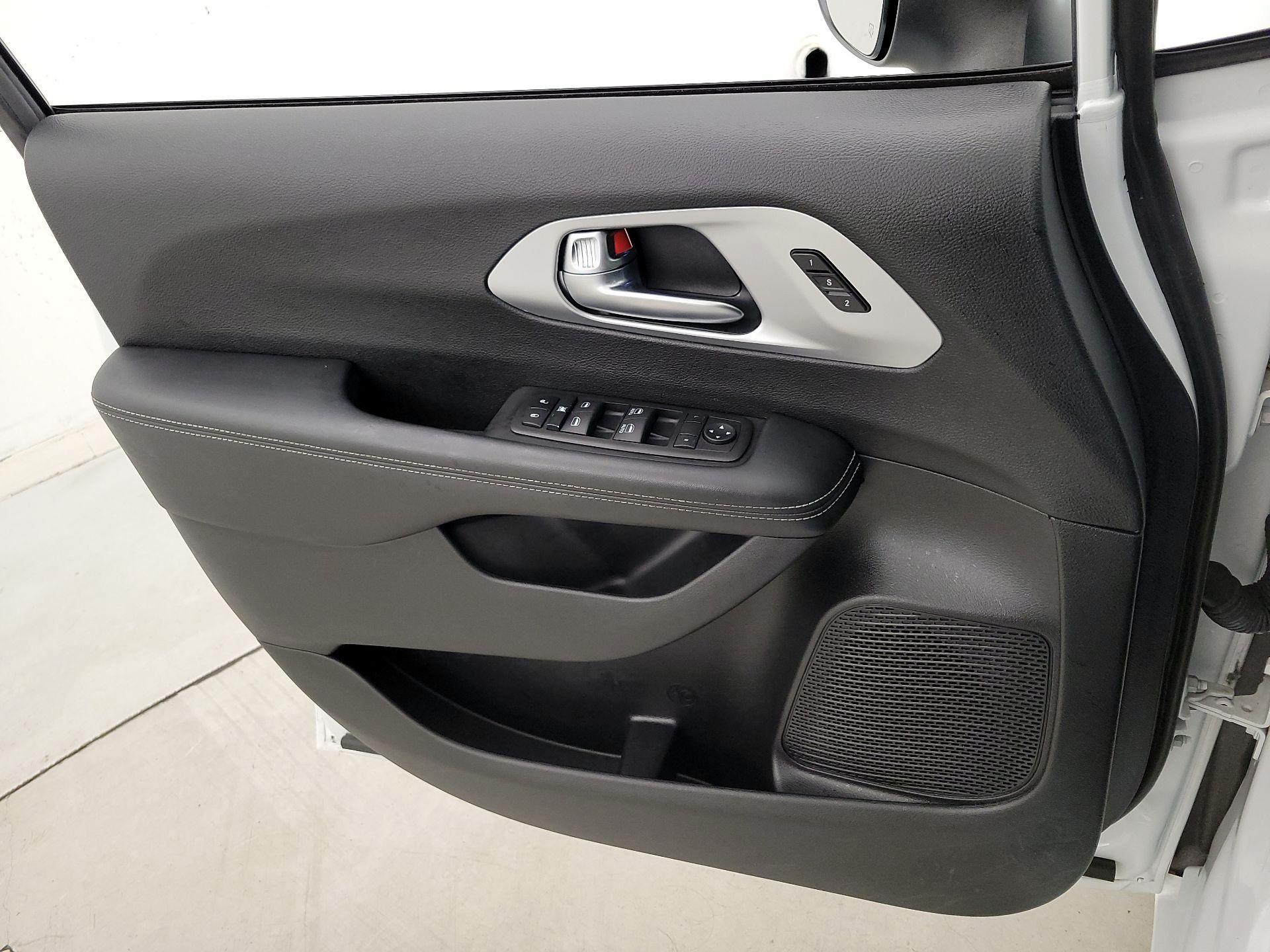 Thumbnail: 2023 Chrysler Pacifica - 12