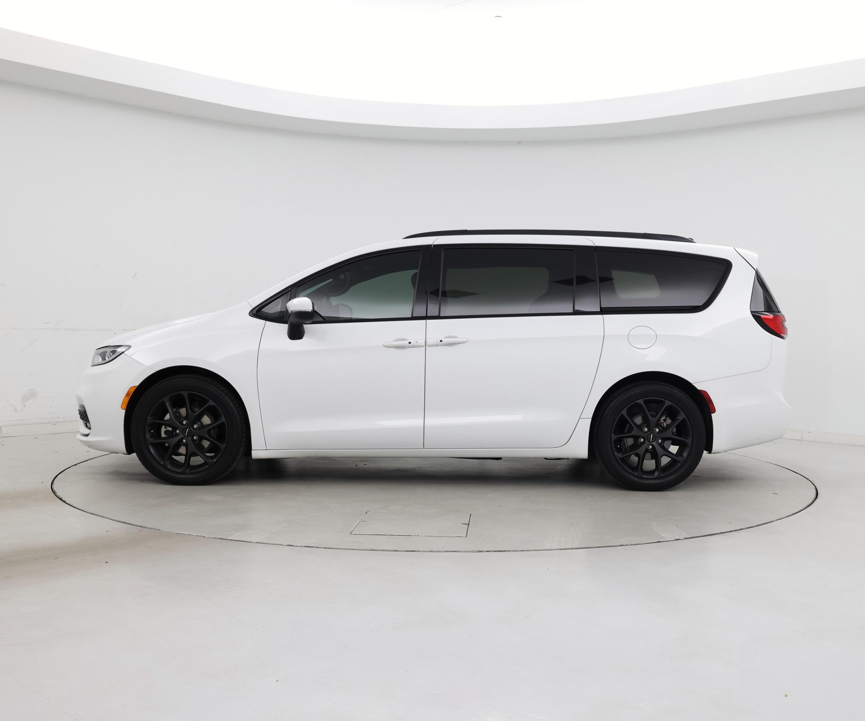 Thumbnail: 2023 Chrysler Pacifica - 3