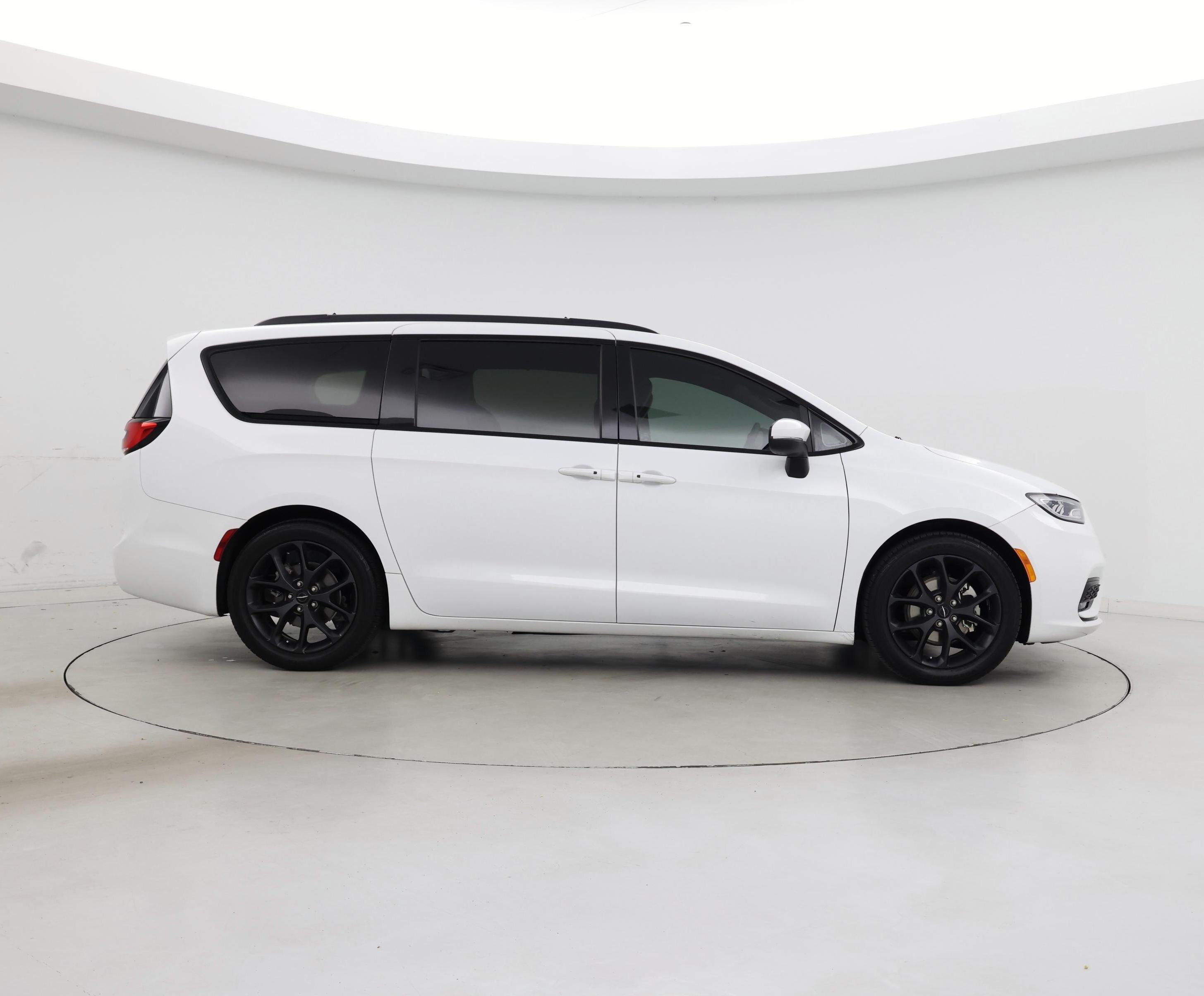Thumbnail: 2023 Chrysler Pacifica - 7