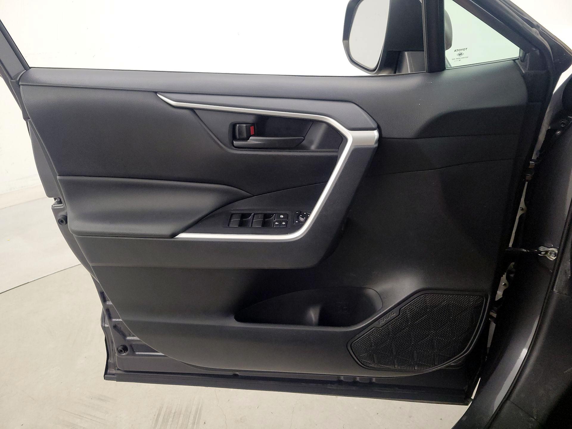 Thumbnail: 2019 Toyota RAV4 - 12