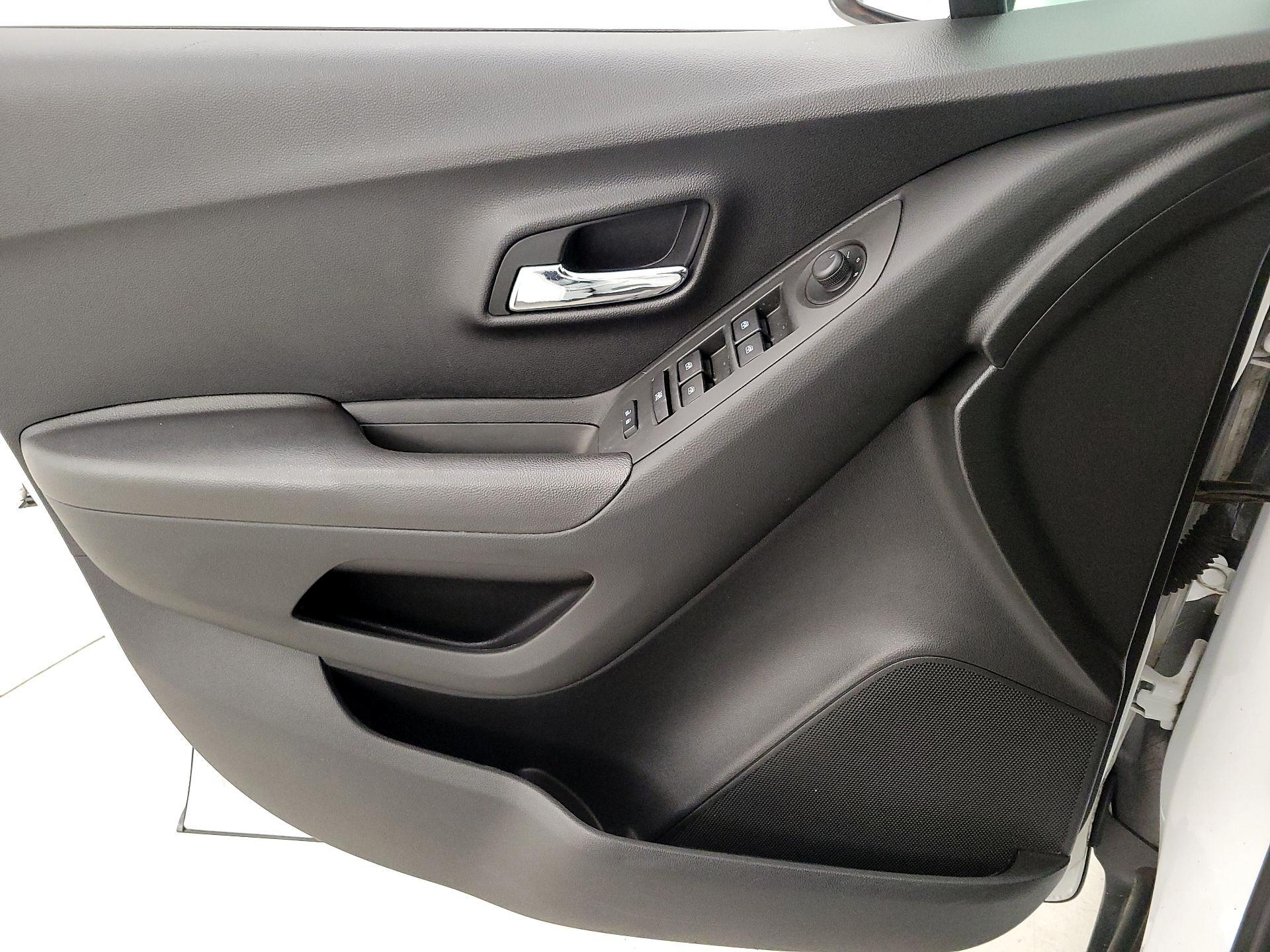 Thumbnail: 2015 Chevrolet Trax - 12