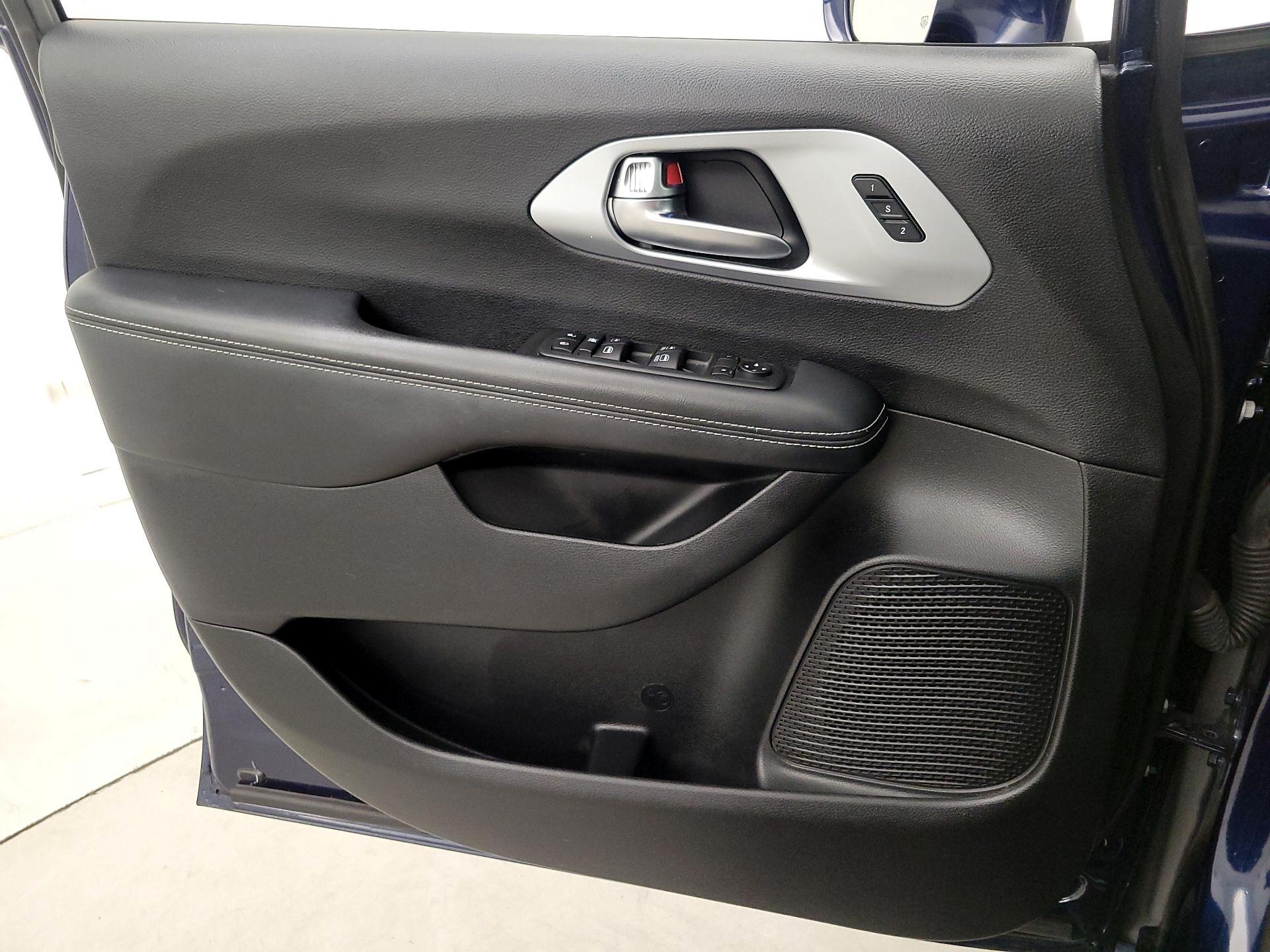 Thumbnail: 2020 Chrysler Pacifica - 12