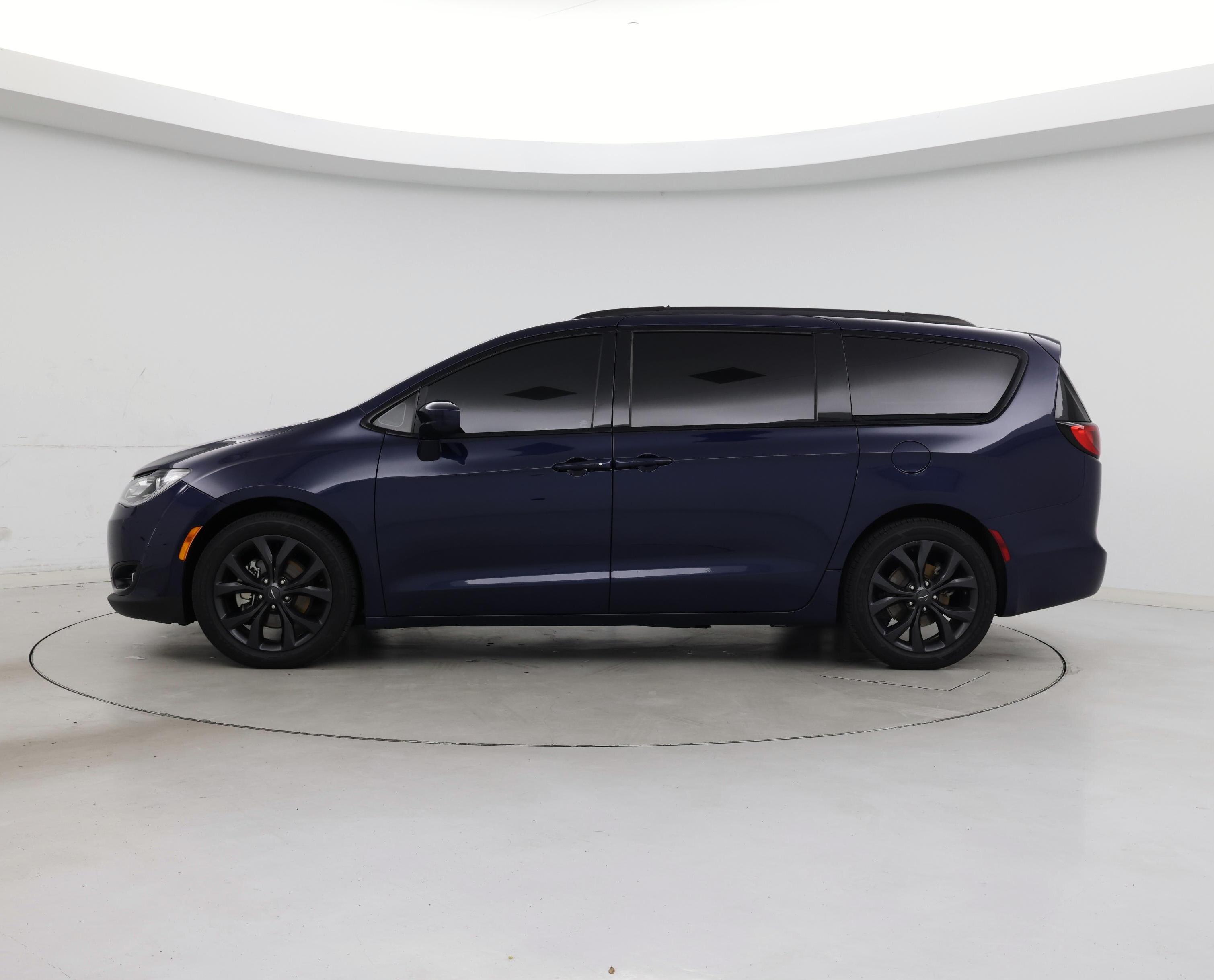 Thumbnail: 2020 Chrysler Pacifica - 3