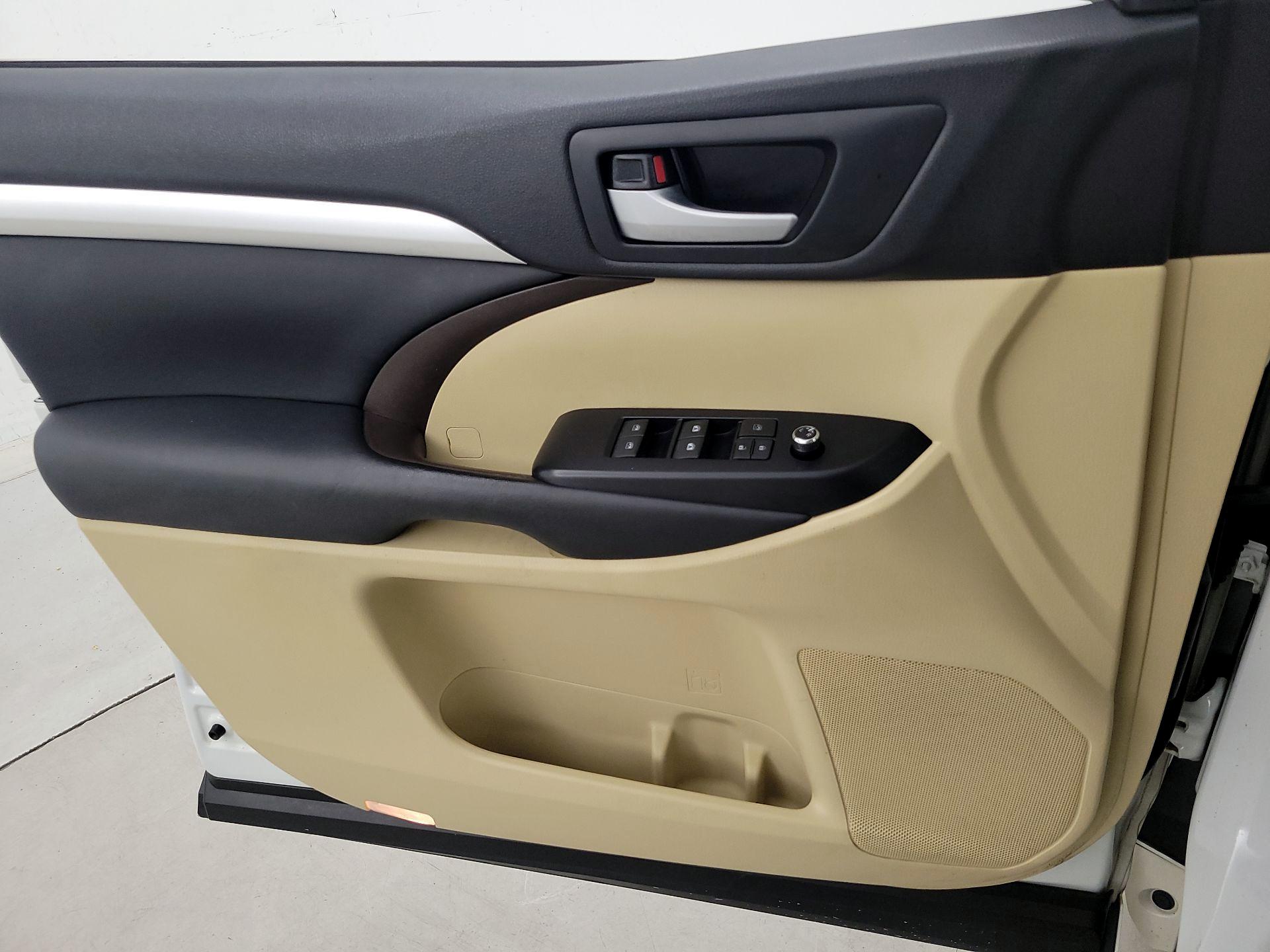 Thumbnail: 2017 Toyota Highlander - 12