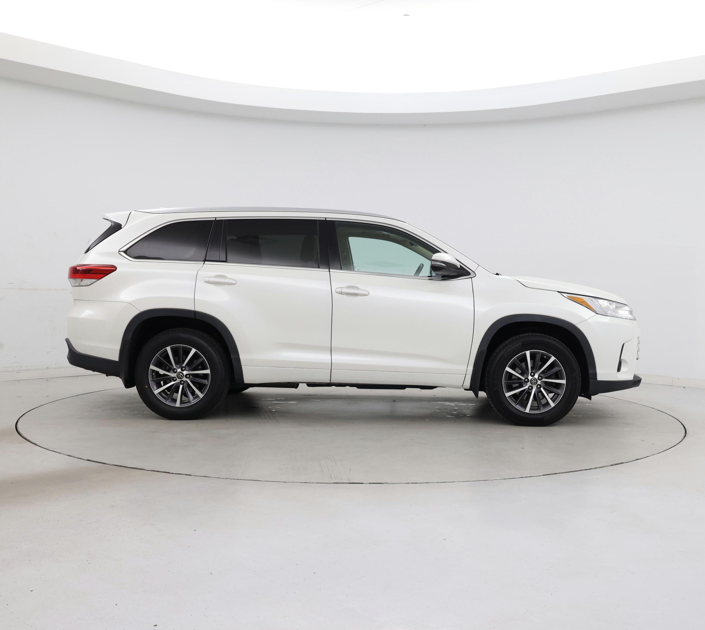 Thumbnail: 2017 Toyota Highlander - 7