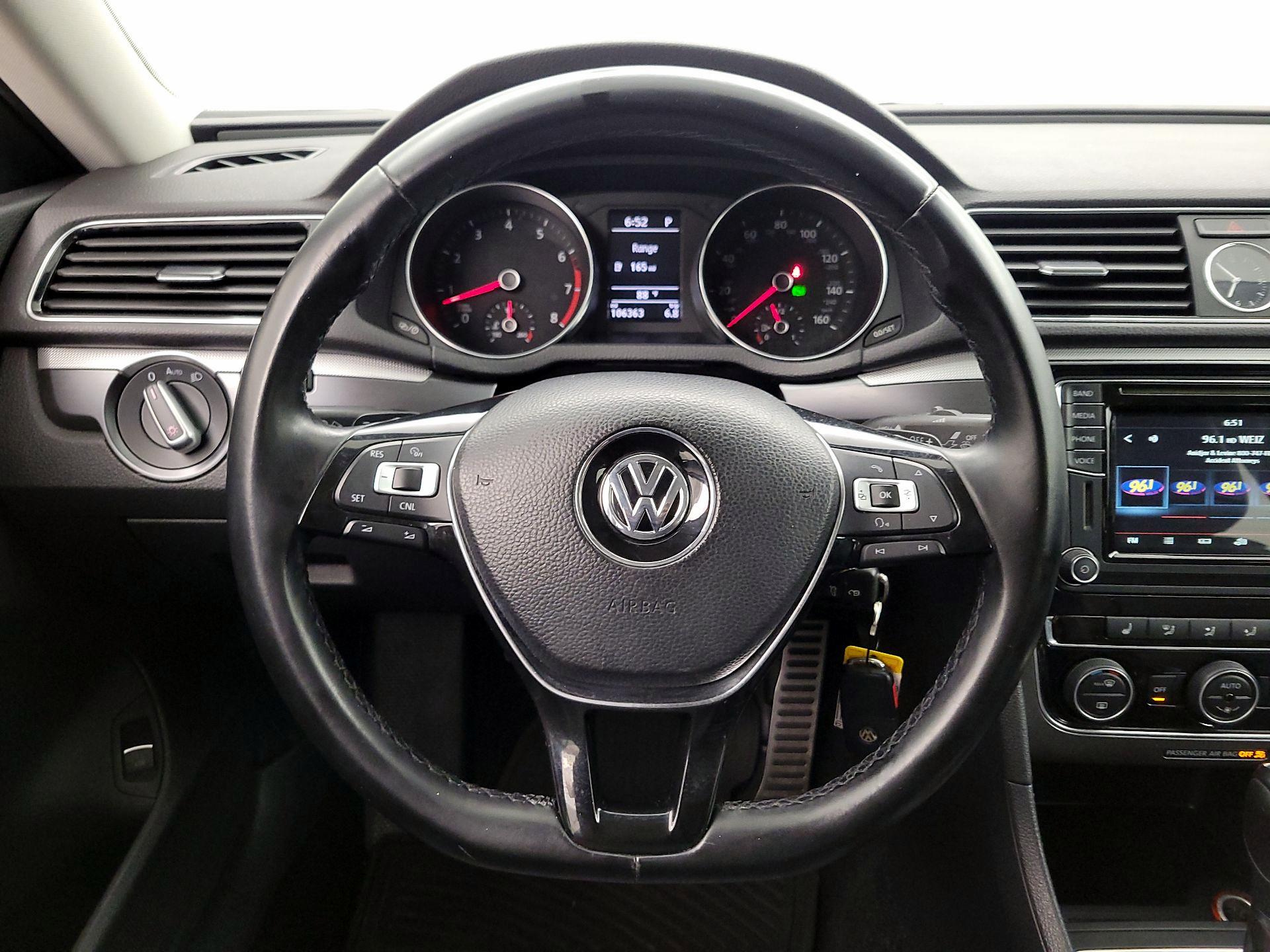 Thumbnail: 2017 Volkswagen Passat - 10