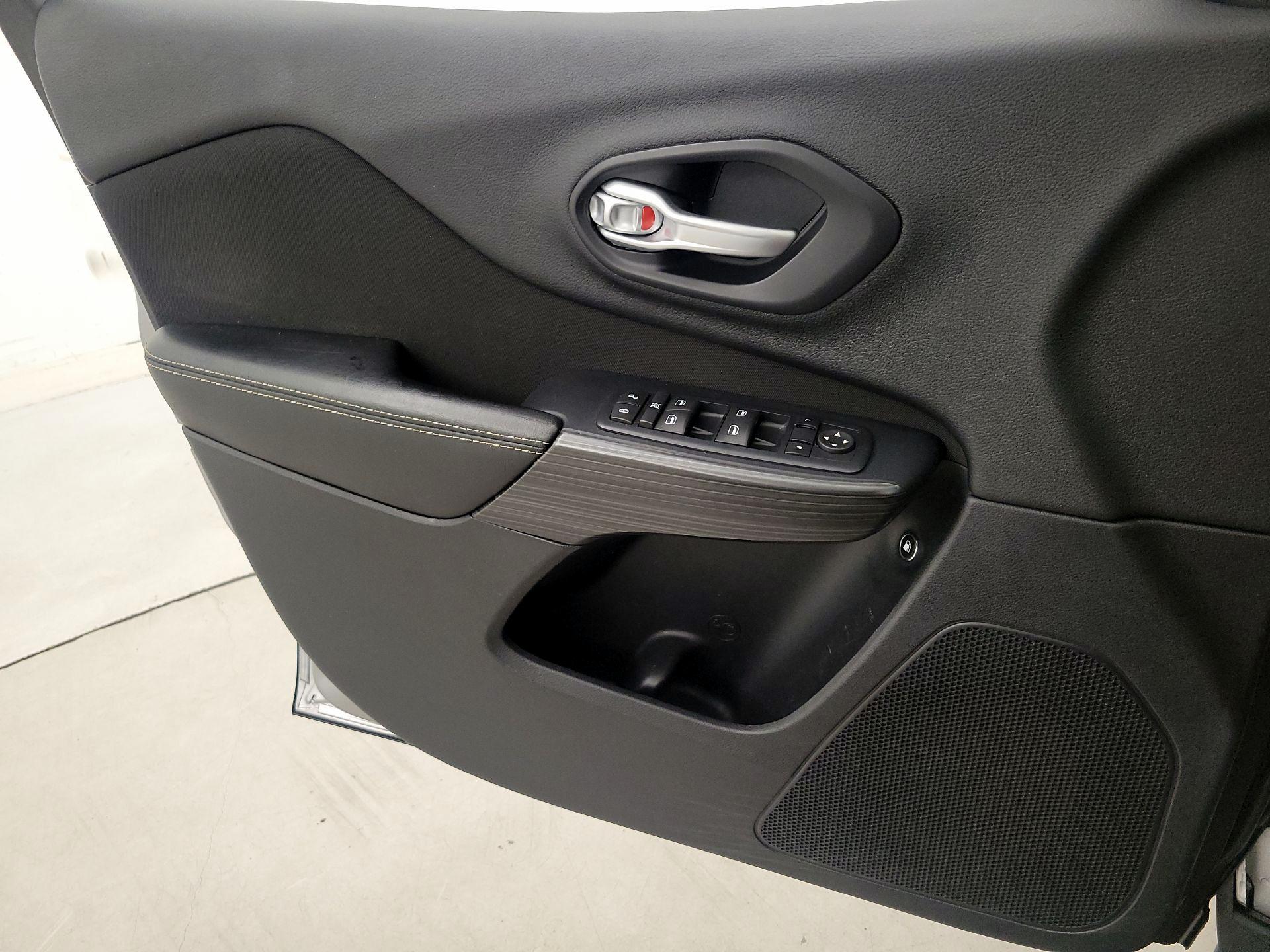 Thumbnail: 2016 Jeep Cherokee - 12