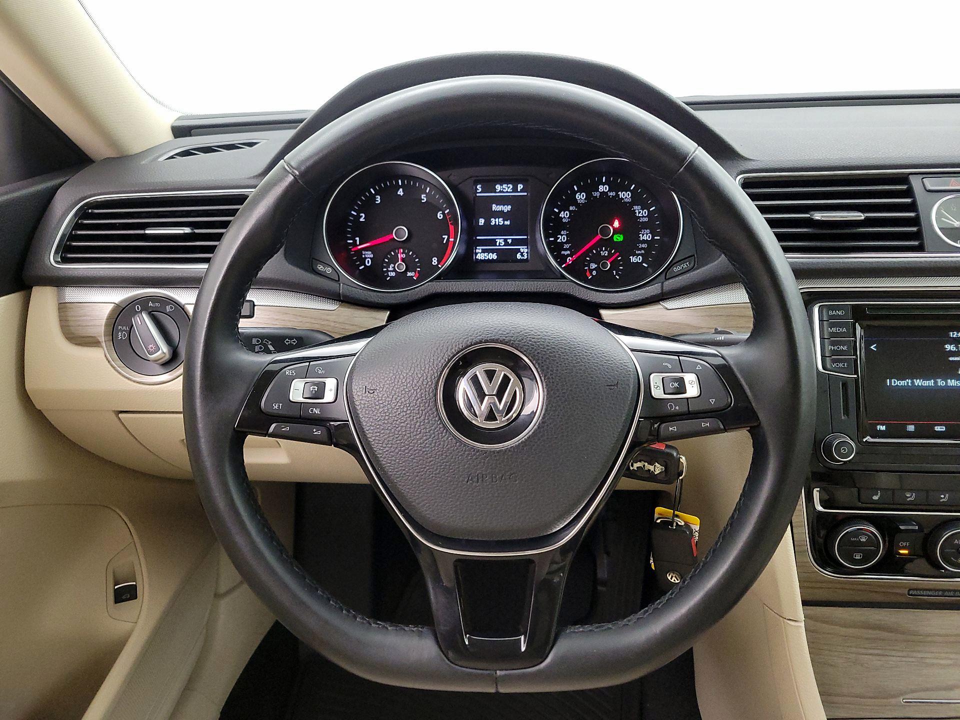 Thumbnail: 2016 Volkswagen Passat - 10