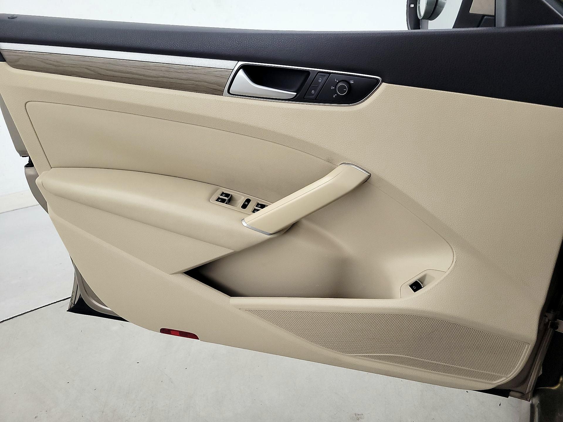 Thumbnail: 2016 Volkswagen Passat - 12