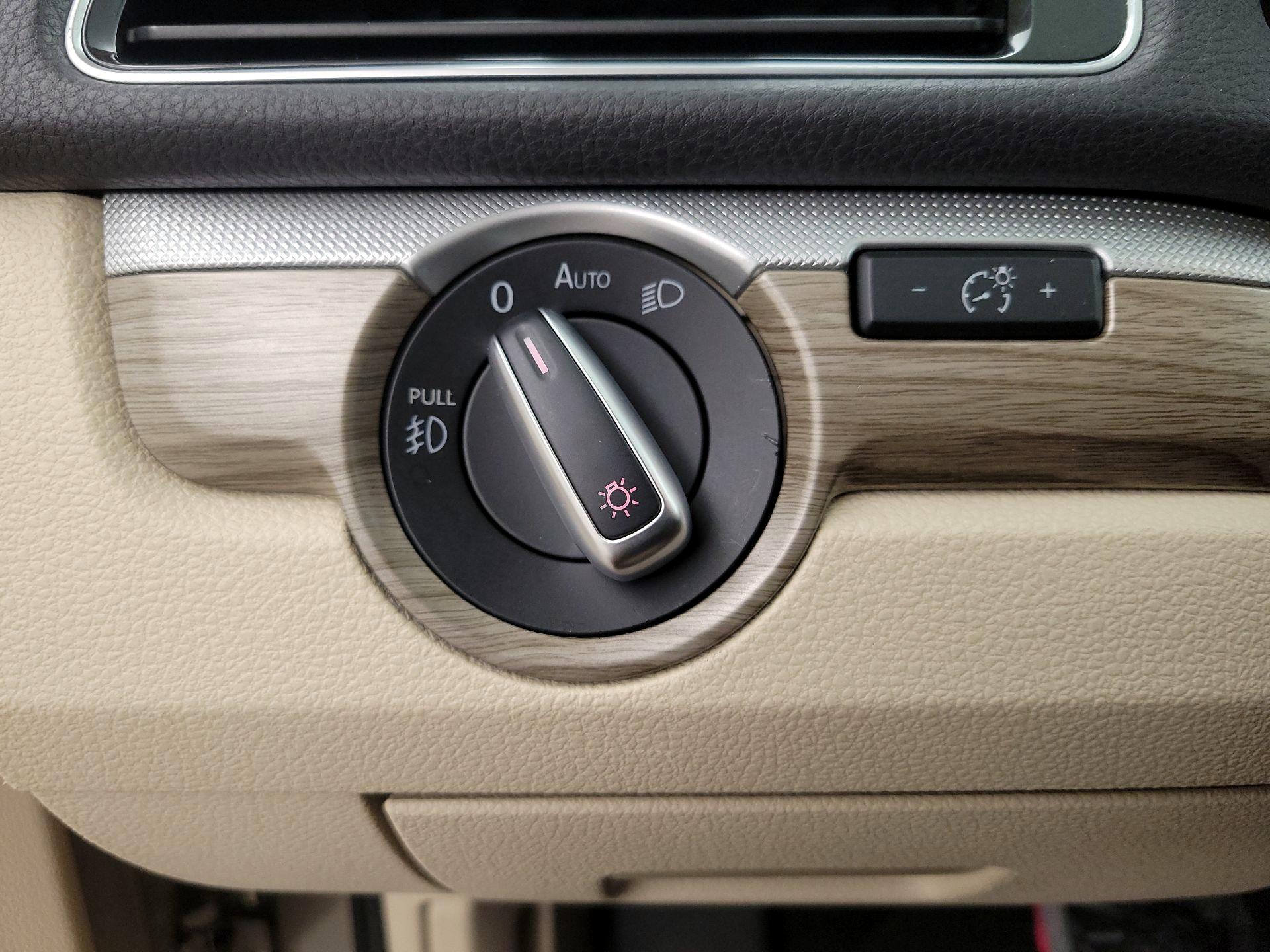 Thumbnail: 2016 Volkswagen Passat - 13