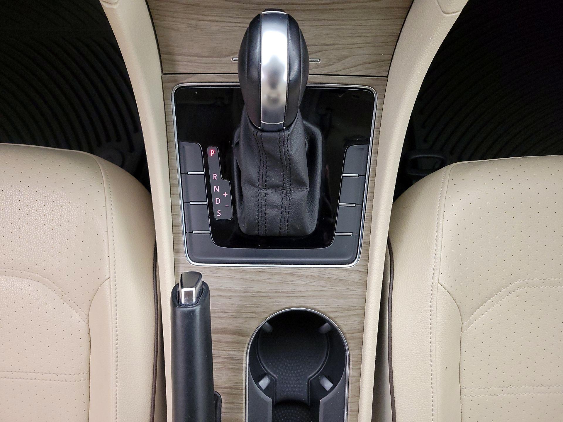 Thumbnail: 2016 Volkswagen Passat - 17