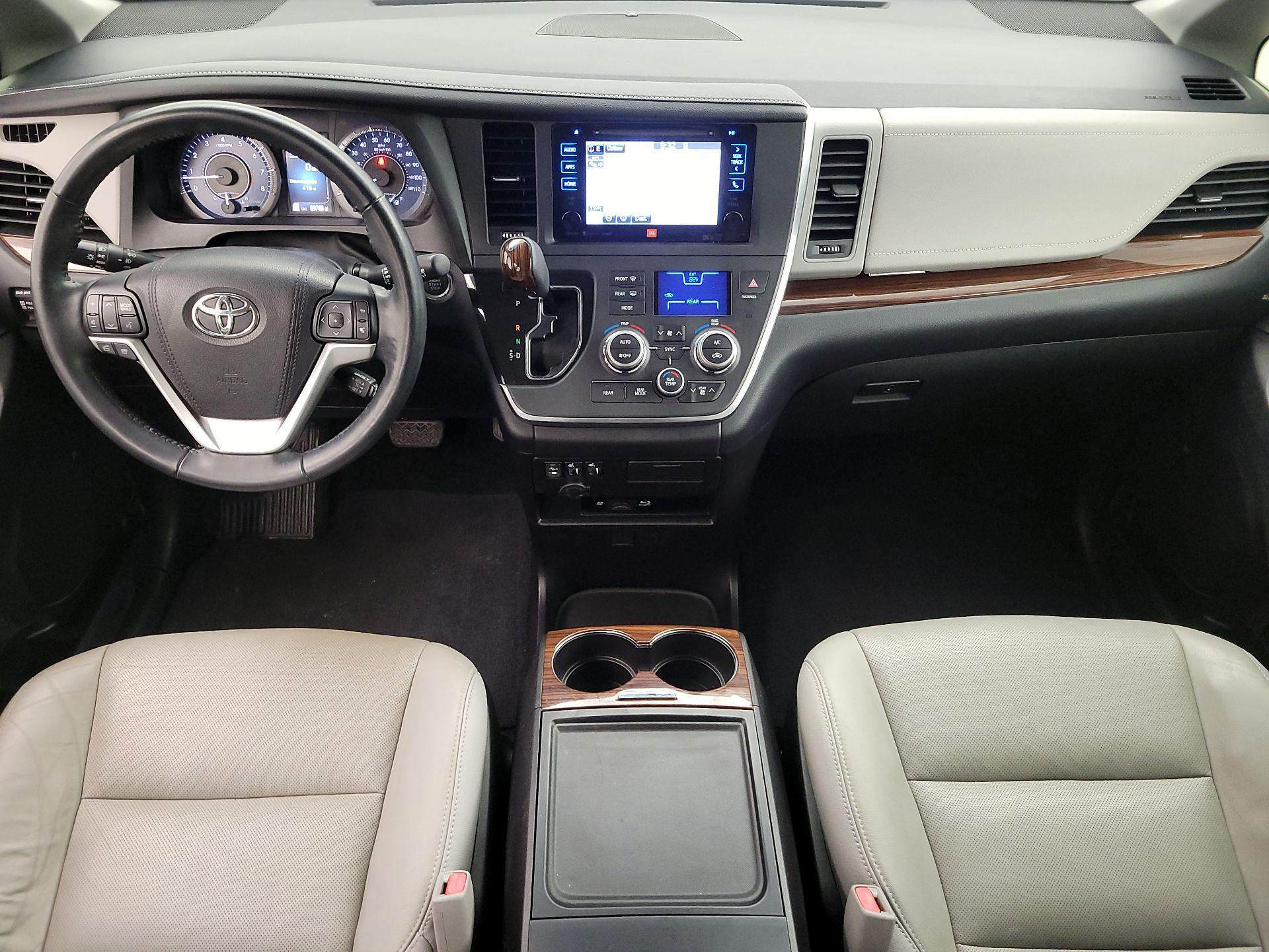 Thumbnail: 2017 Toyota Sienna - 9