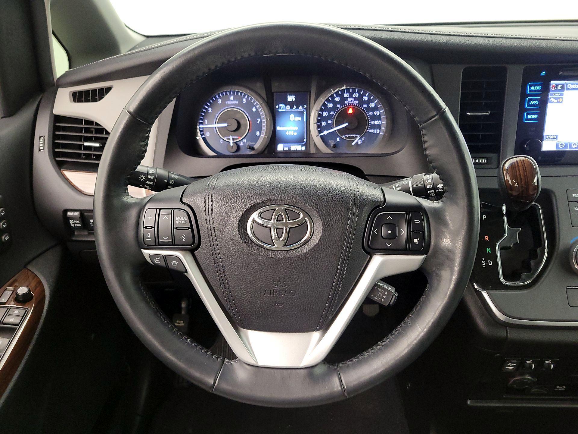 Thumbnail: 2017 Toyota Sienna - 10