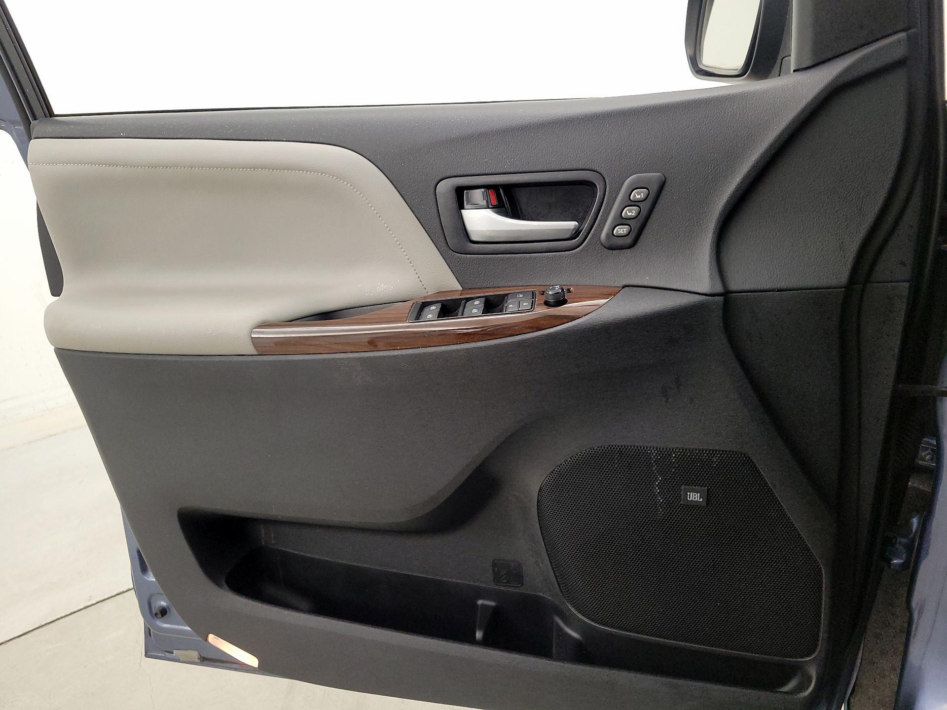 Thumbnail: 2017 Toyota Sienna - 12