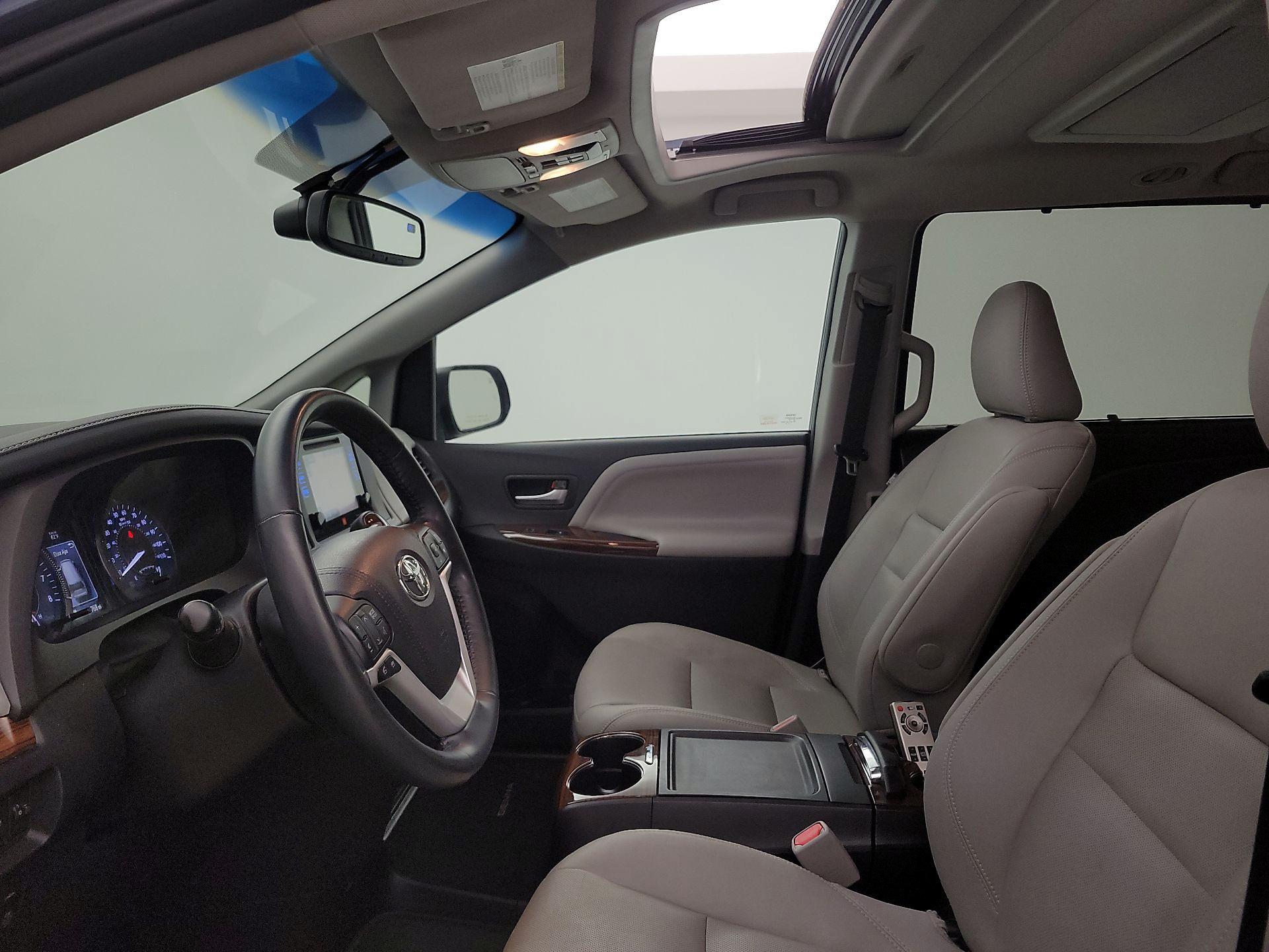 Thumbnail: 2017 Toyota Sienna - 20
