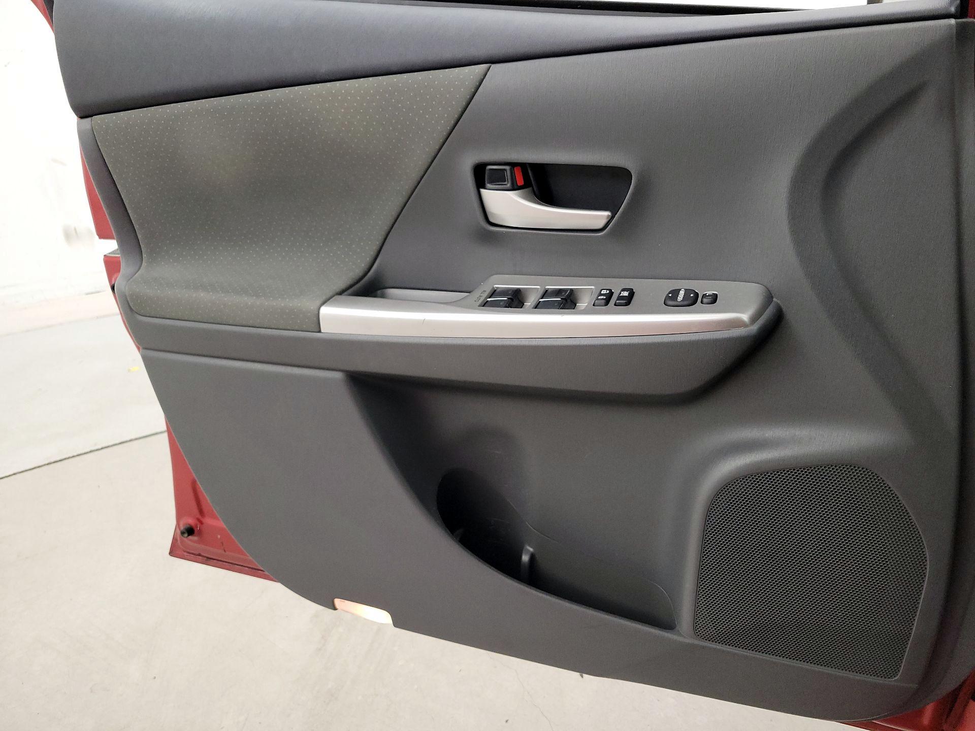 Thumbnail: 2014 Toyota Prius v - 12
