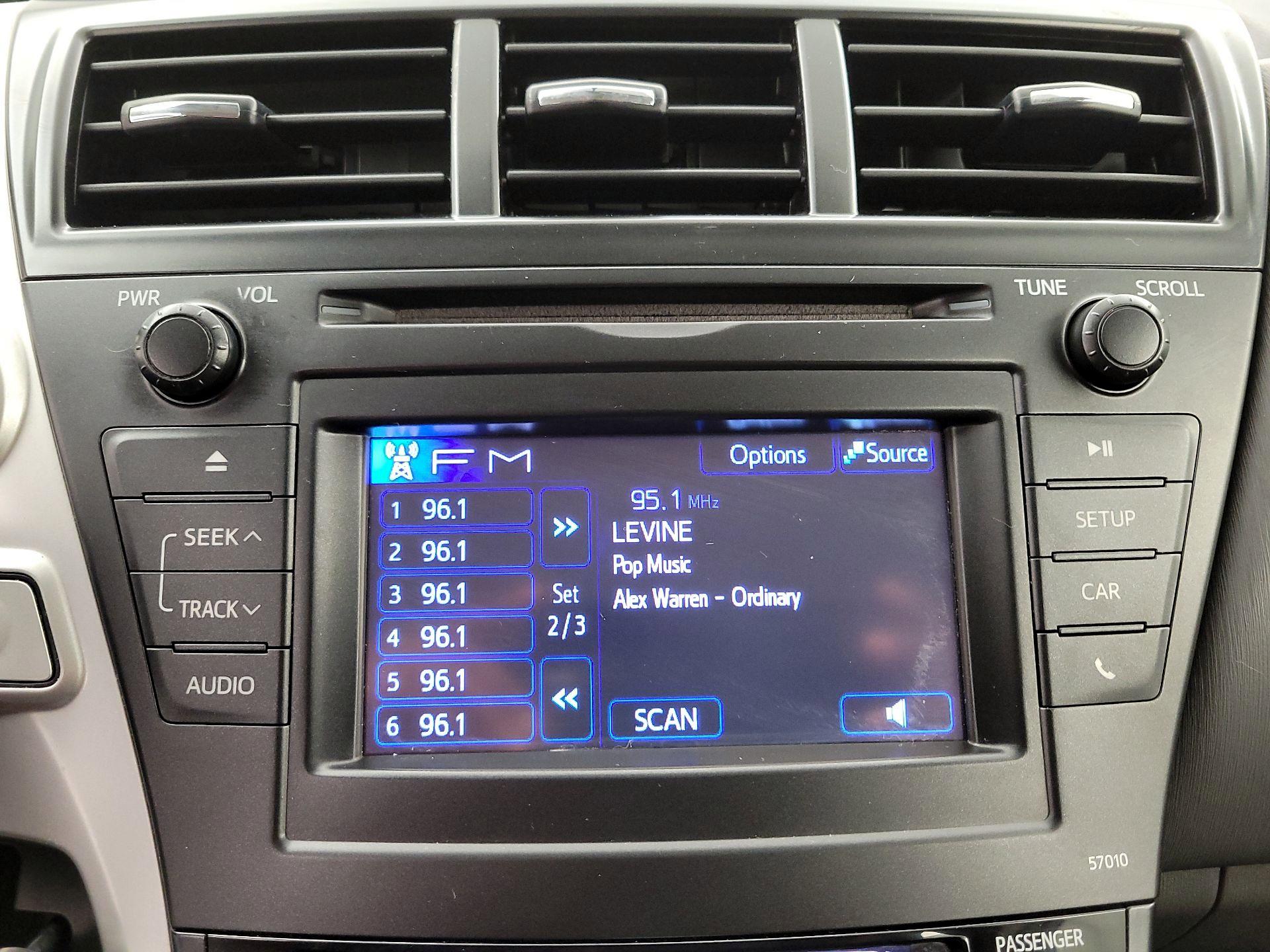 Thumbnail: 2014 Toyota Prius v - 15