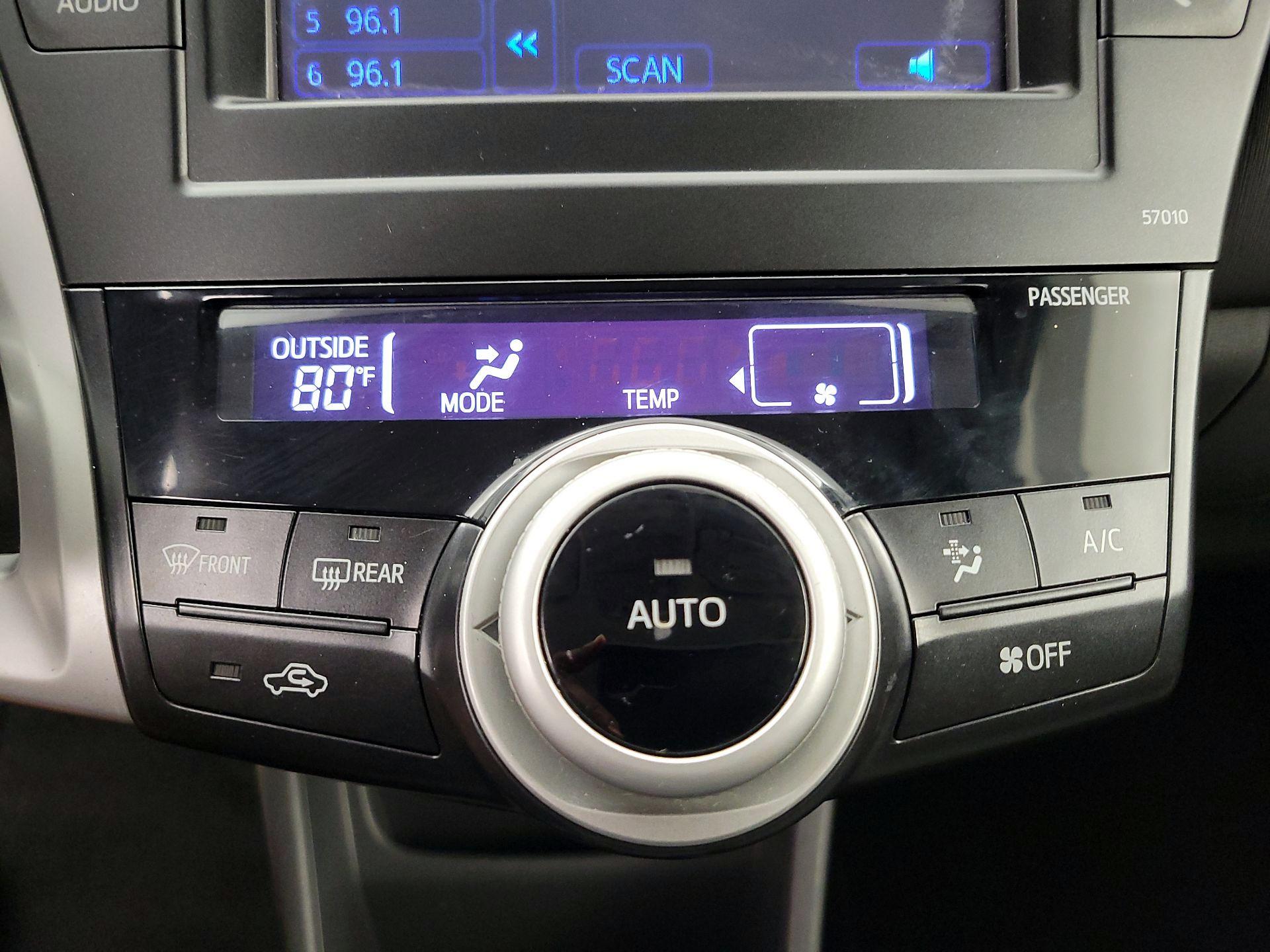 Thumbnail: 2014 Toyota Prius v - 16