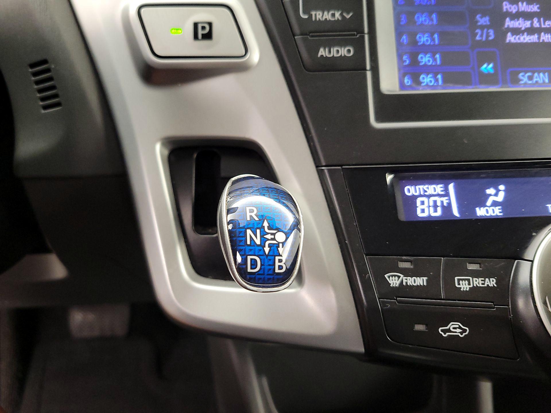 Thumbnail: 2014 Toyota Prius v - 17