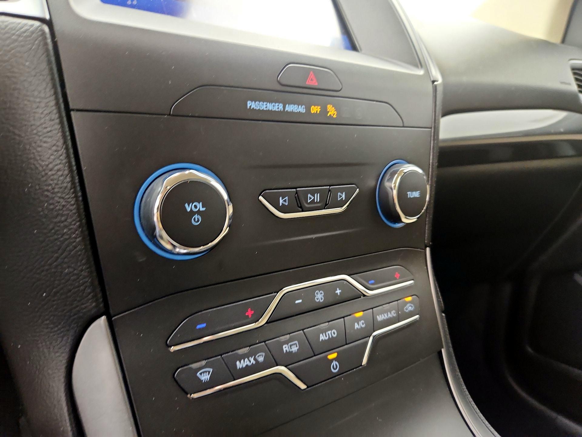 Thumbnail: 2020 Ford Edge - 16