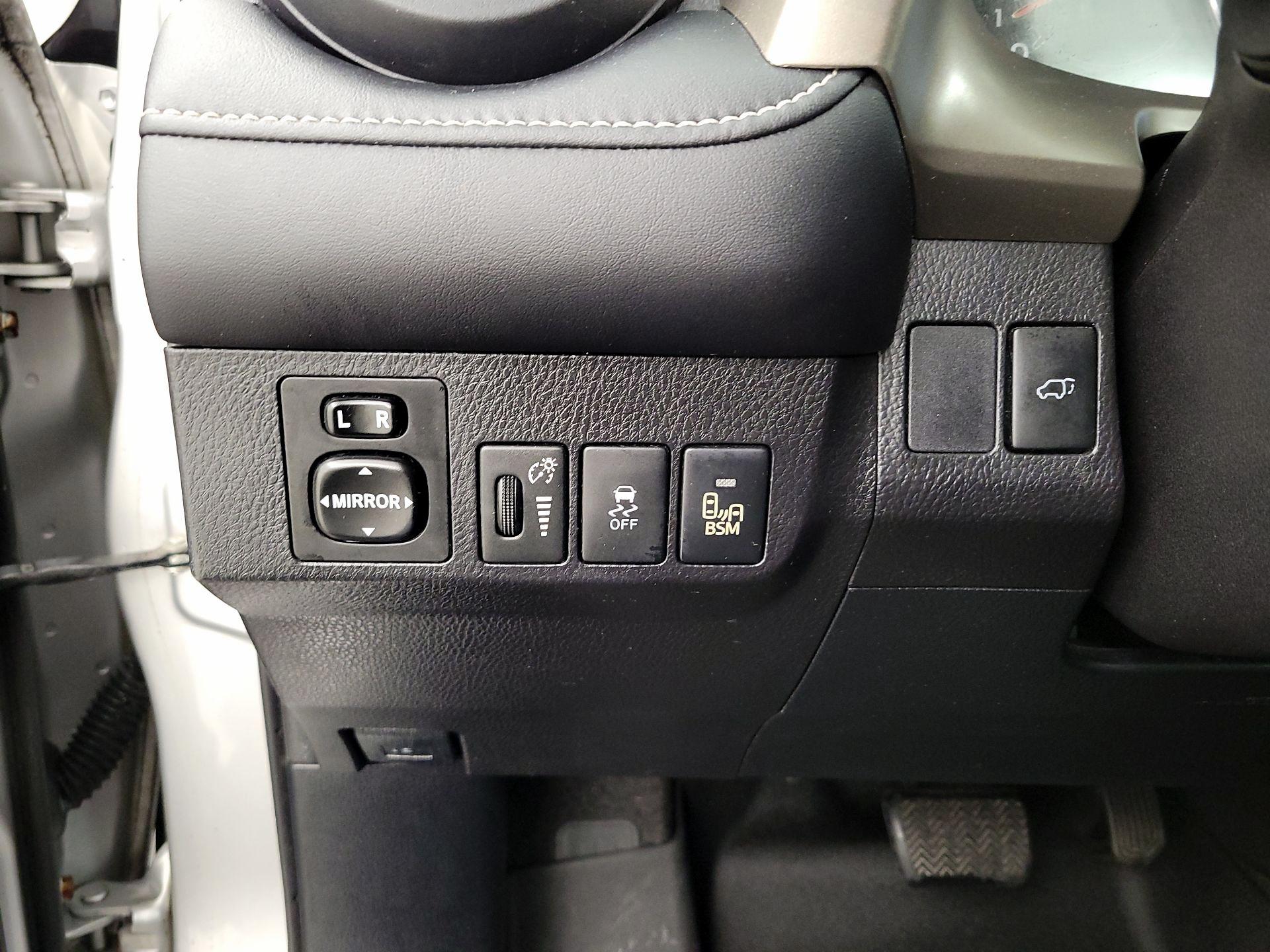 Thumbnail: 2015 Toyota RAV4 - 13