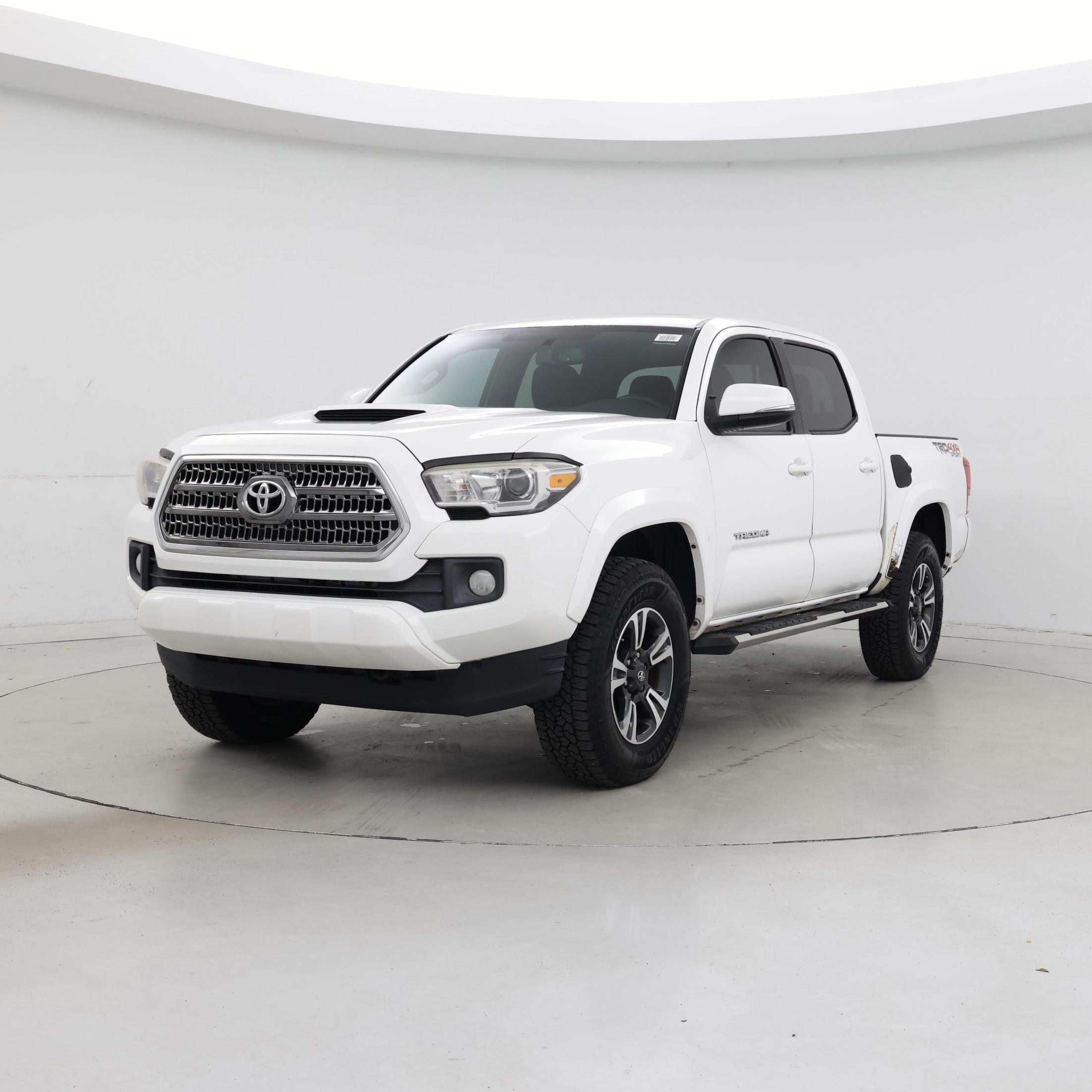 Thumbnail: 2017 Toyota Tacoma - 4