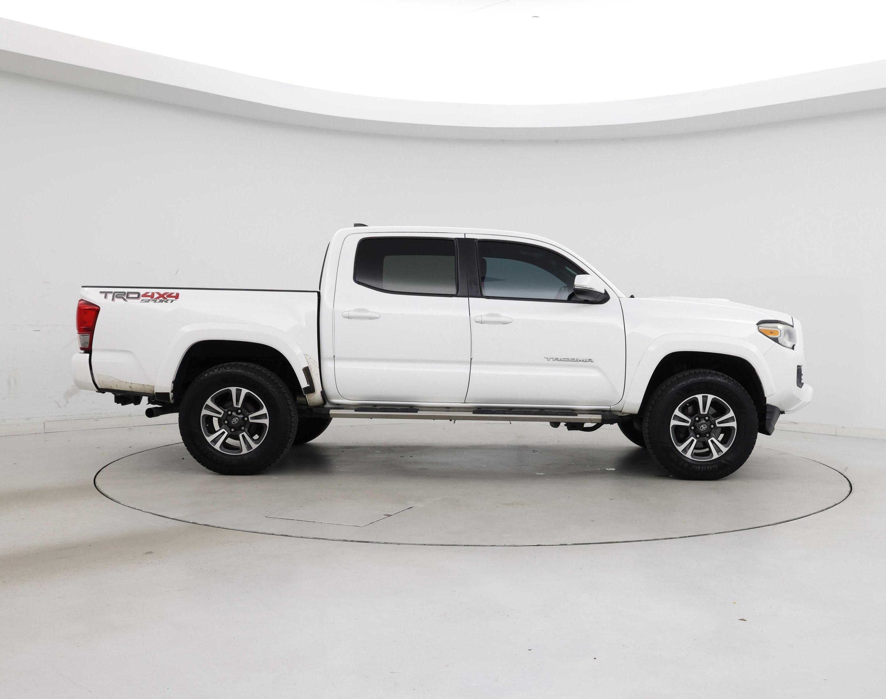 Thumbnail: 2017 Toyota Tacoma - 7