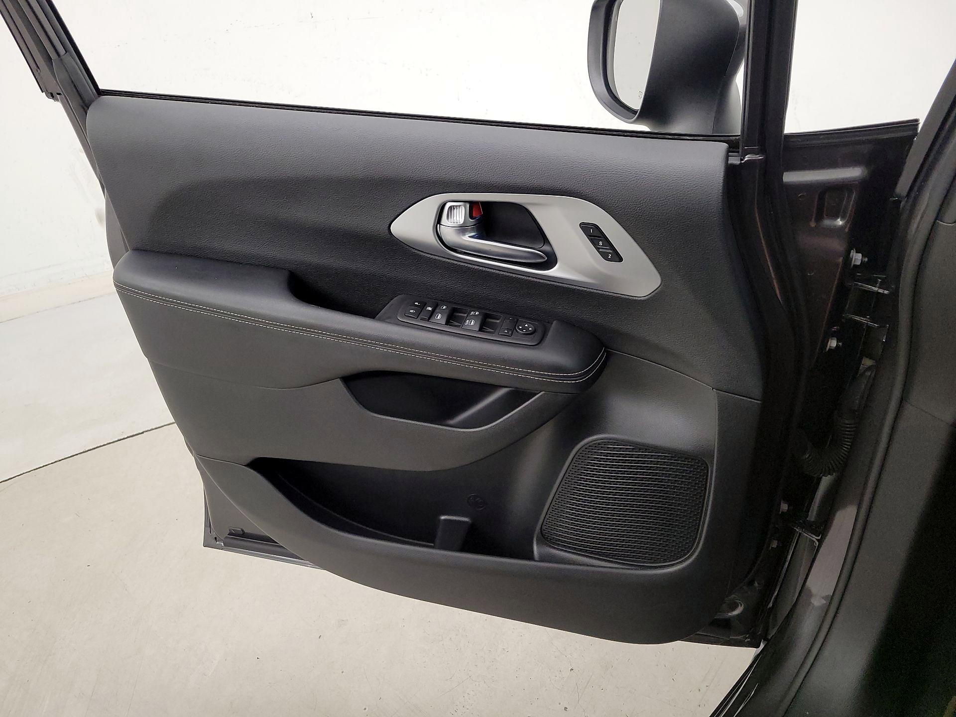 Thumbnail: 2023 Chrysler Pacifica - 12