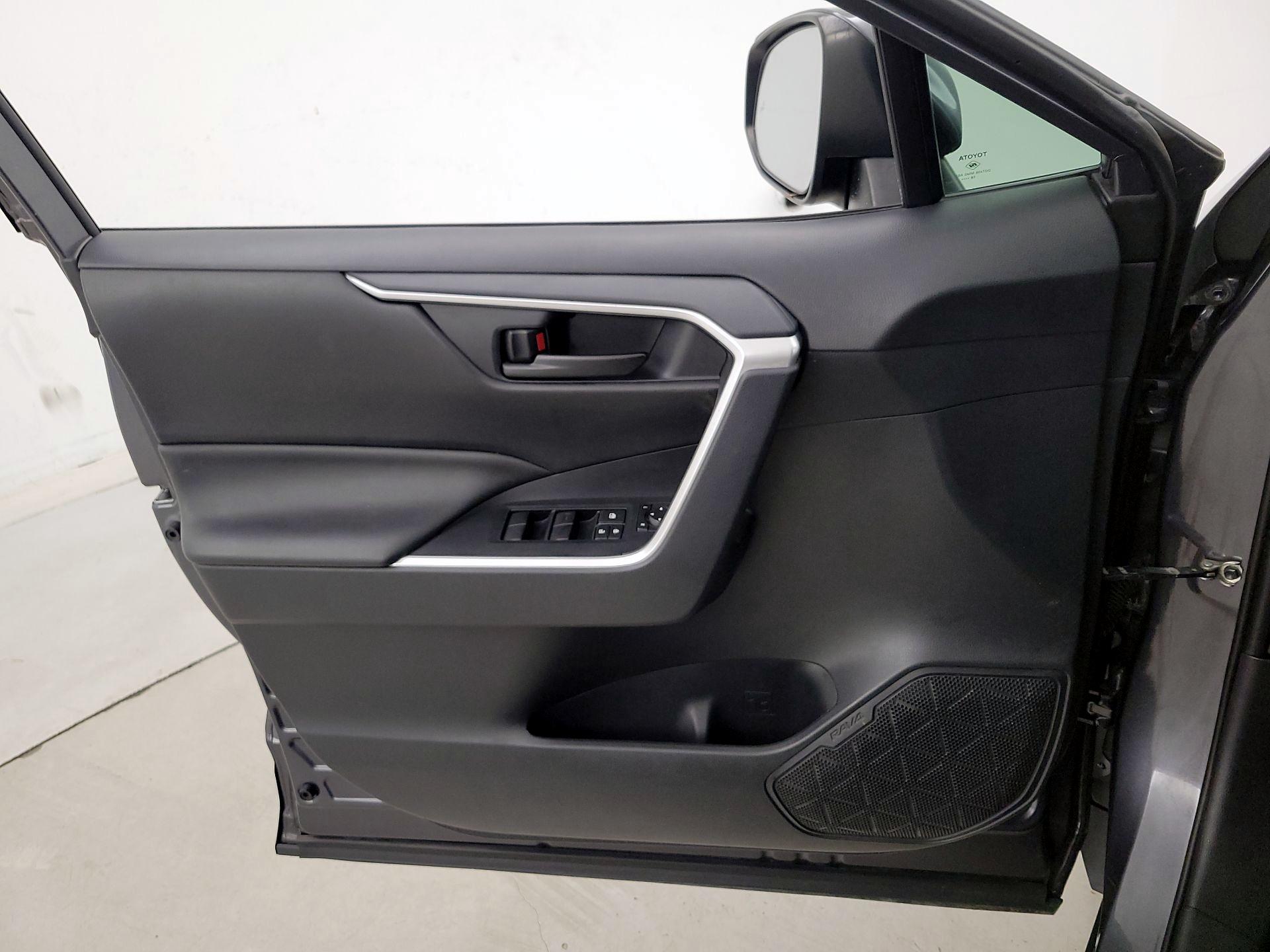 Thumbnail: 2019 Toyota RAV4 - 12