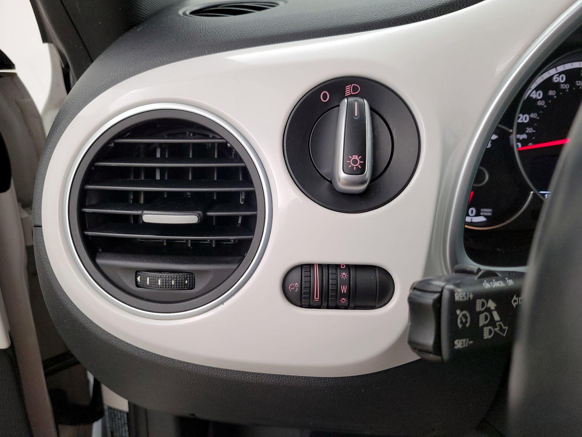 Thumbnail: 2014 Volkswagen Beetle - 13