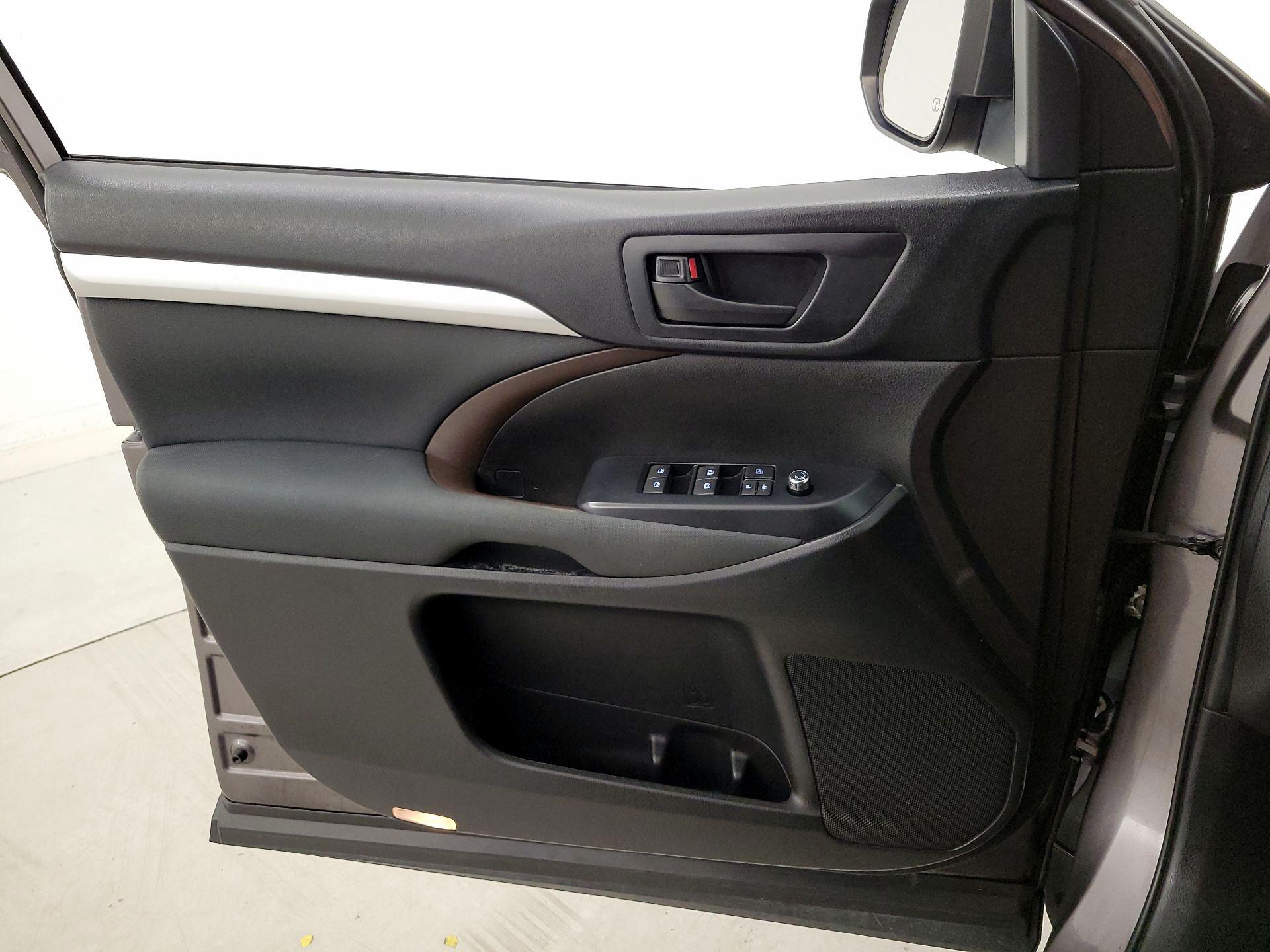 Thumbnail: 2019 Toyota Highlander - 12