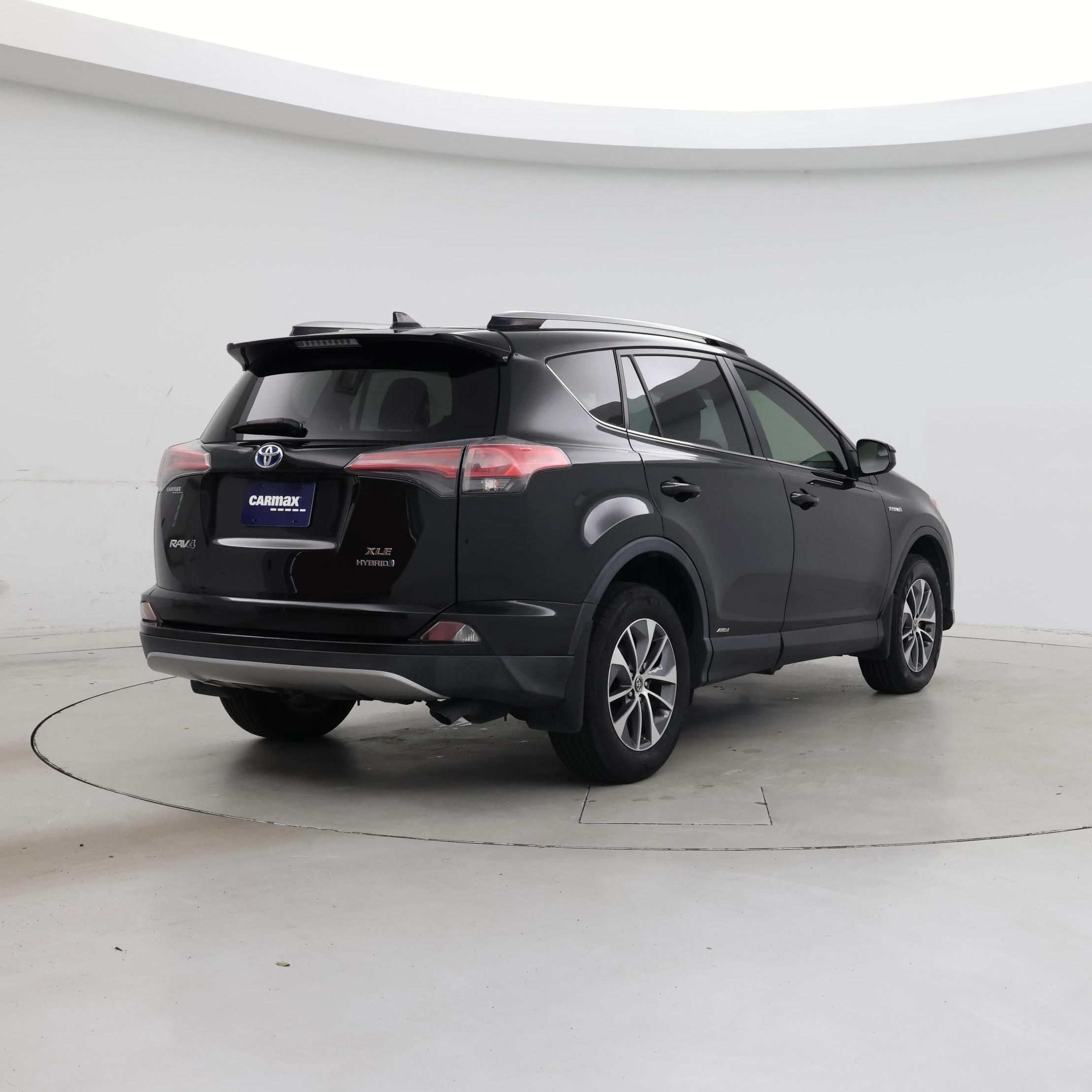 Thumbnail: 2017 Toyota RAV4 - 8