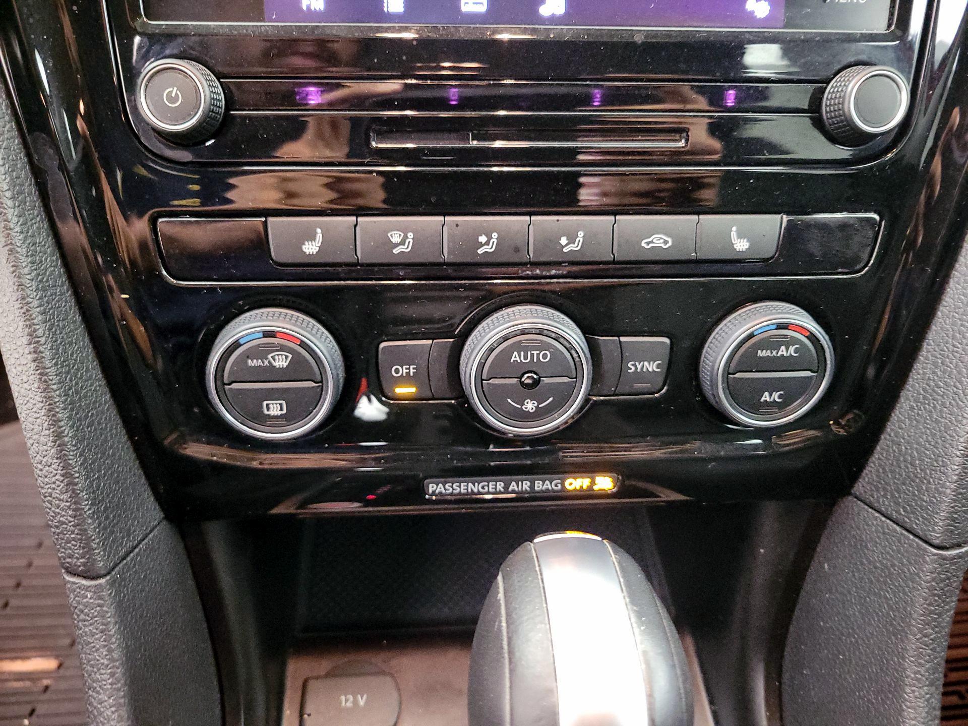 Thumbnail: 2022 Volkswagen Passat - 16