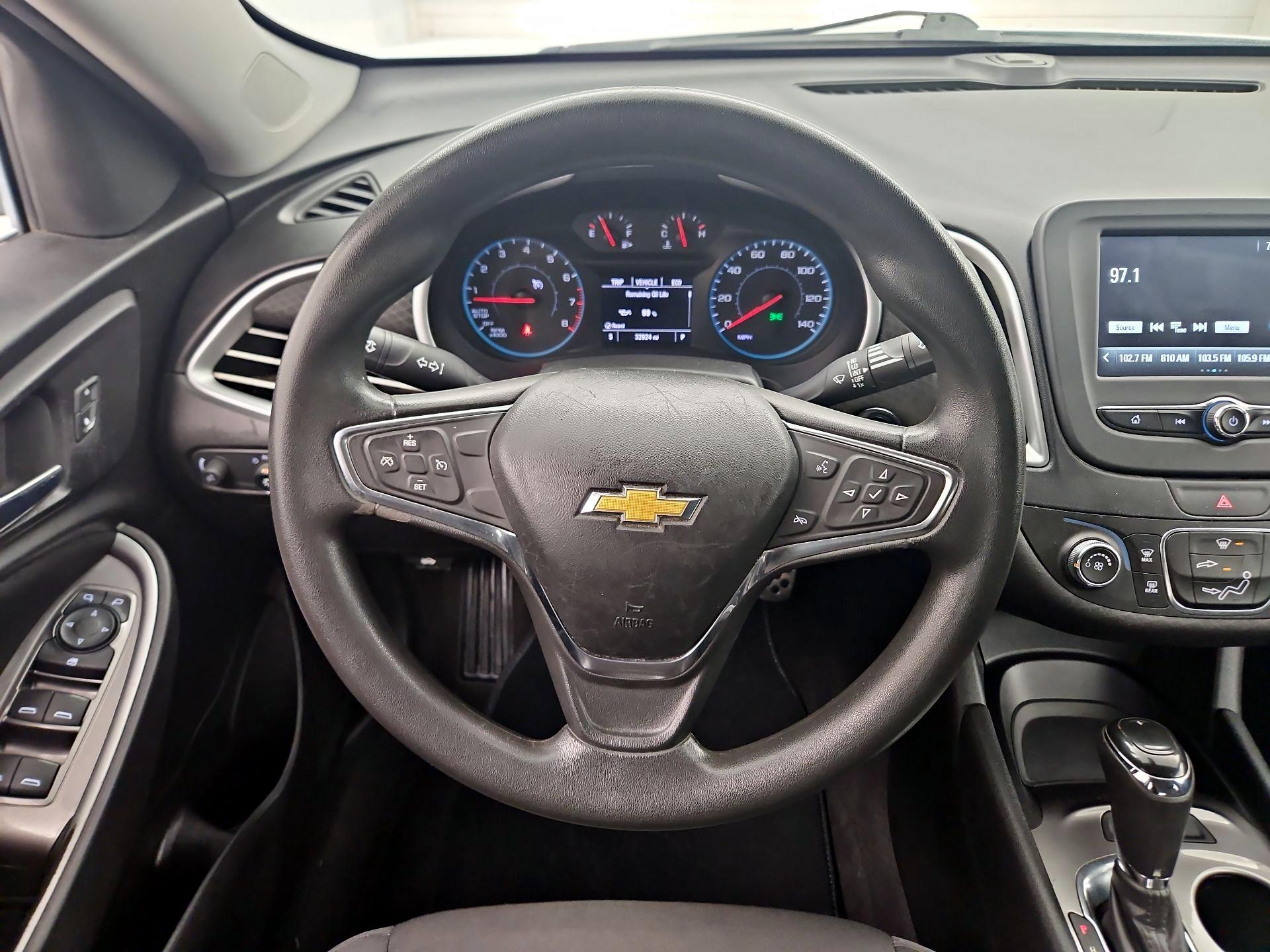 Thumbnail: 2017 Chevrolet Malibu - 10