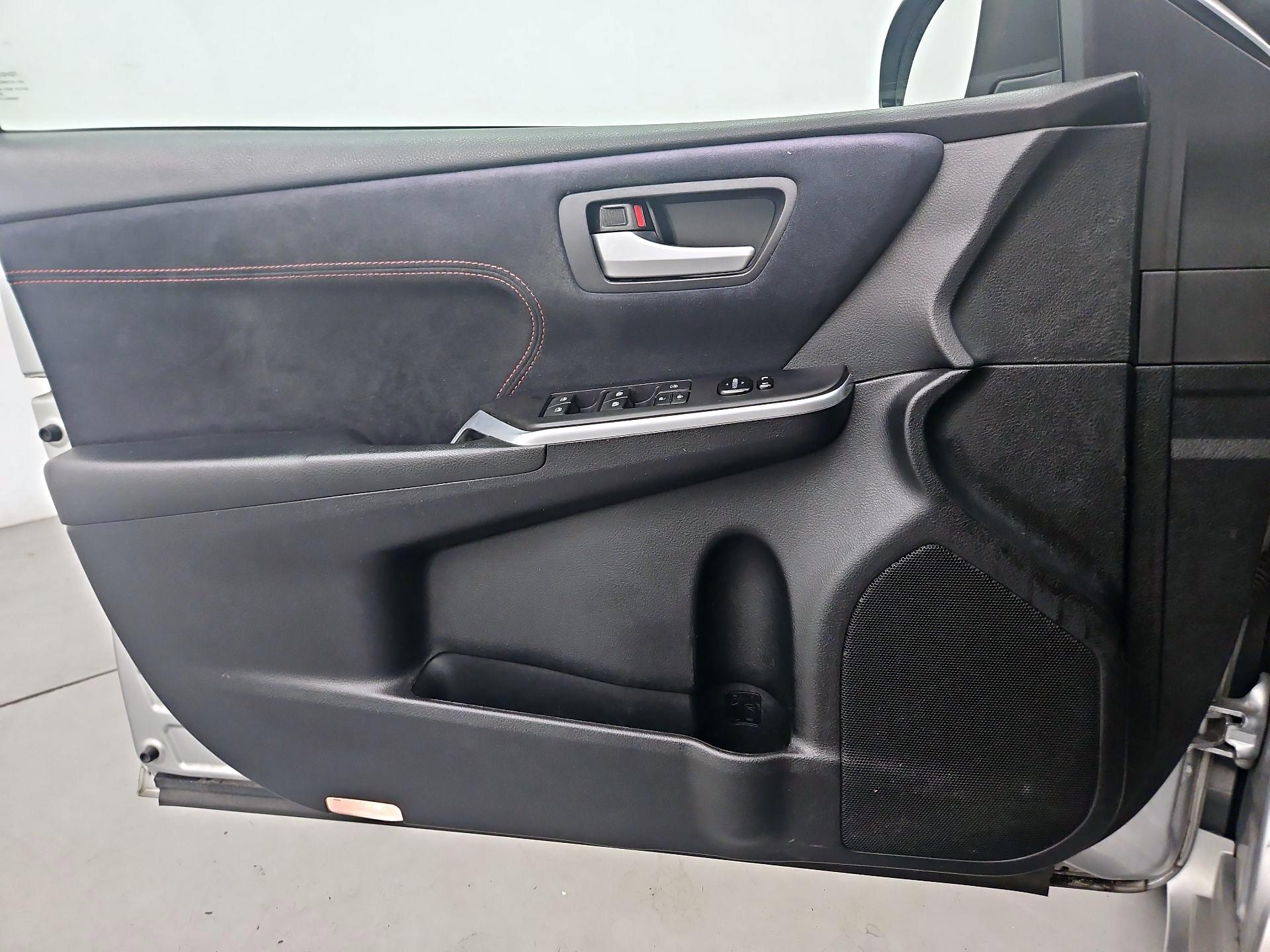 Thumbnail: 2015 Toyota Camry - 12