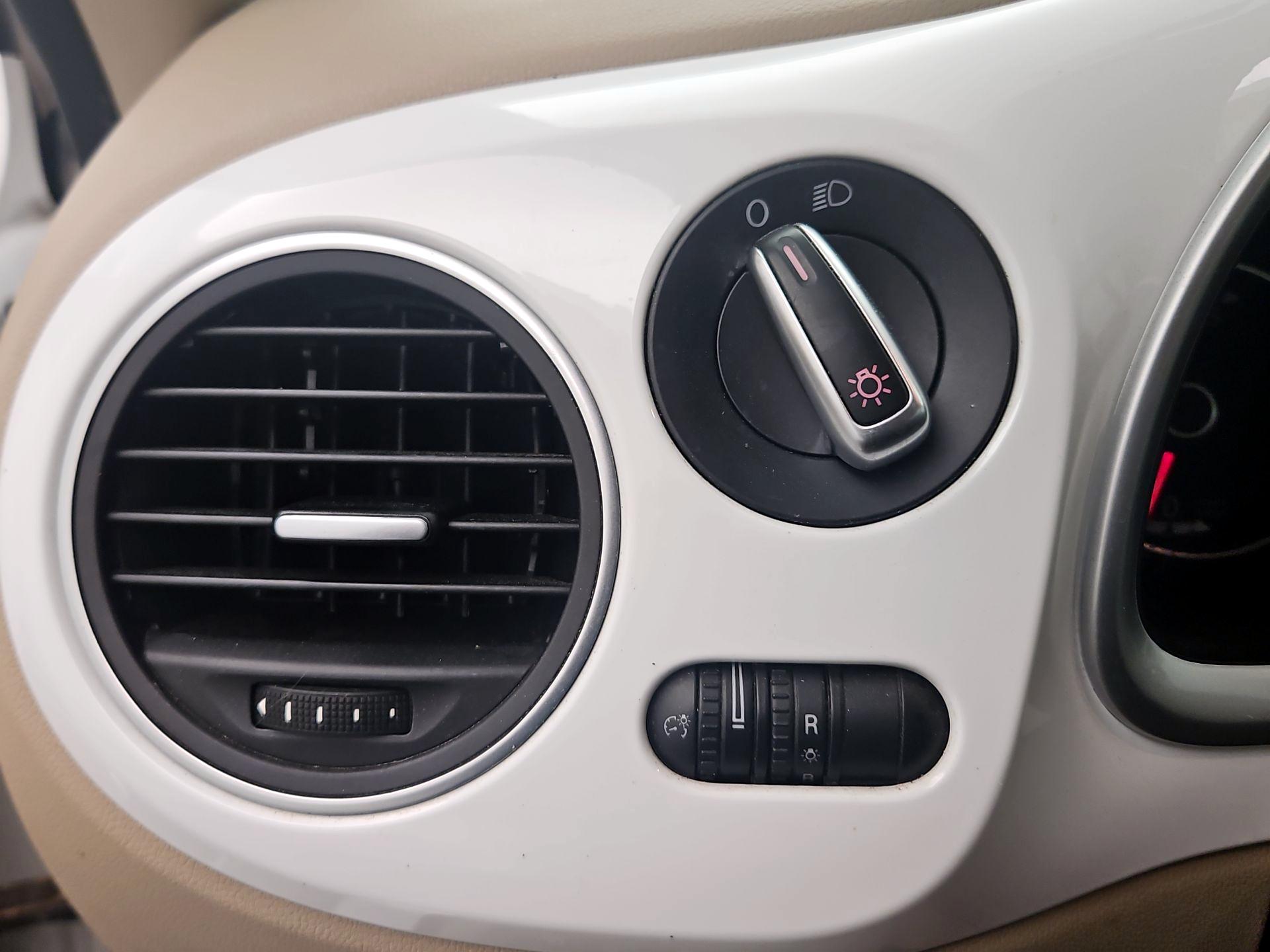 Thumbnail: 2014 Volkswagen Beetle - 13