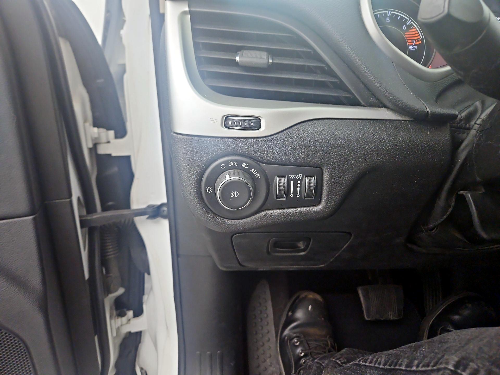 Thumbnail: 2016 Jeep Cherokee - 13