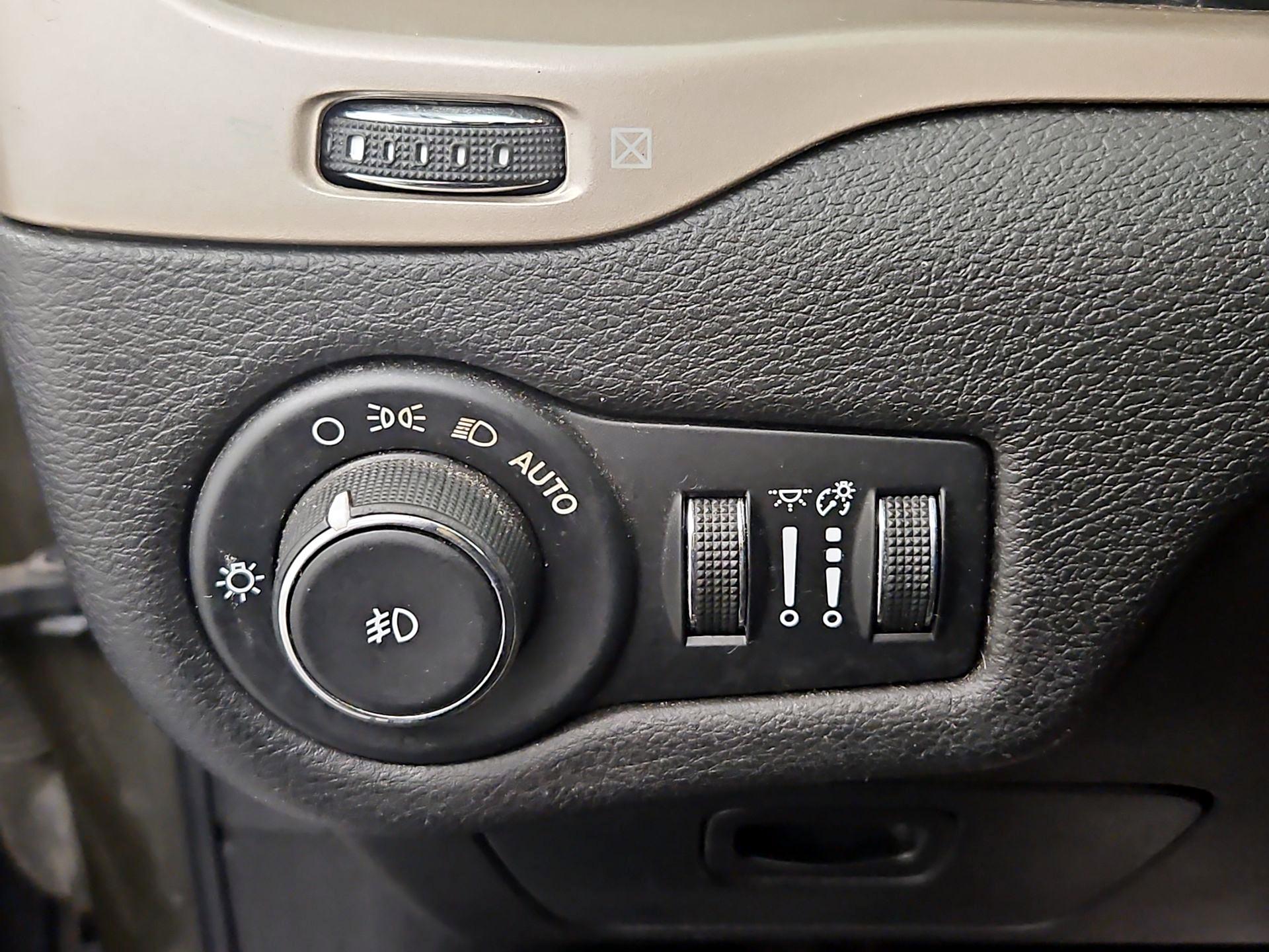 Thumbnail: 2016 Jeep Cherokee - 13