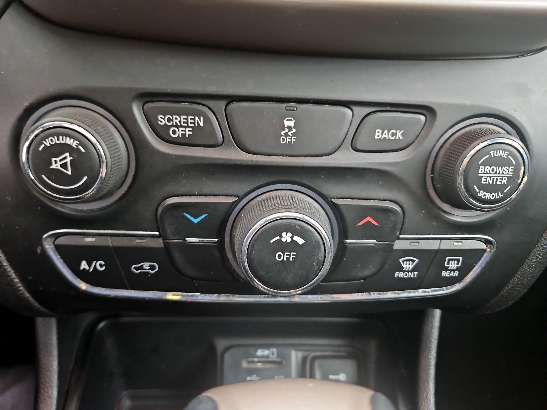 Thumbnail: 2016 Jeep Cherokee - 16